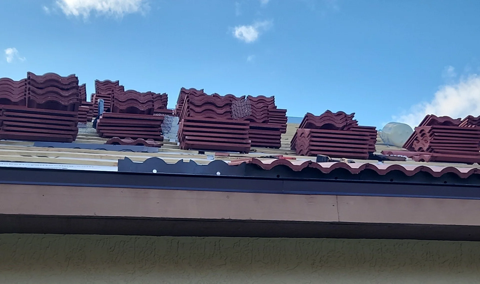 Stacked clay tiles at the eave clearly showing birdstop installed beneath the first course, creating a protected airflow gap while blocking birds, rodents, and debris. Proper placement like this preserves ventilation and prevents long-term damage to 