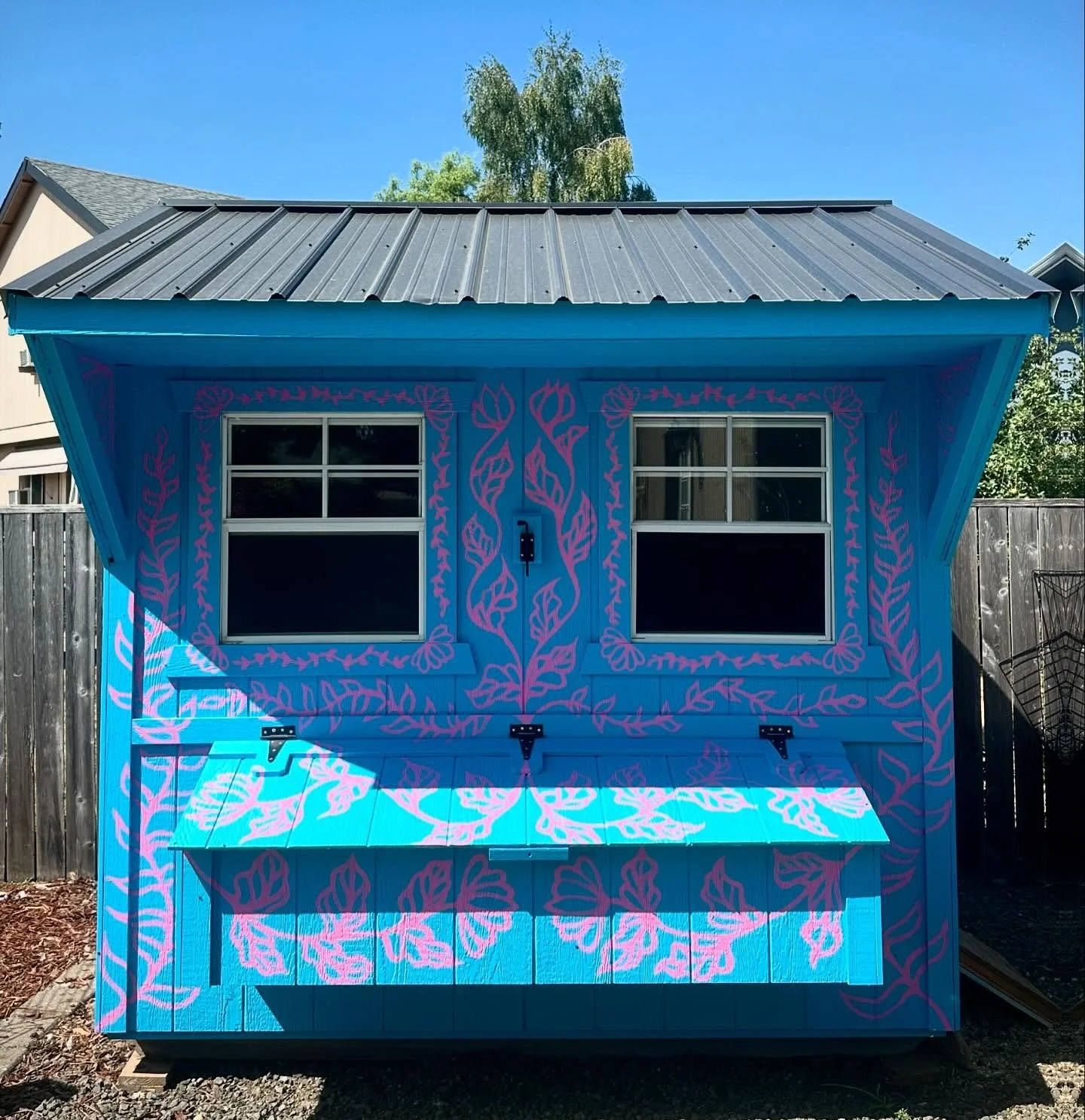 A Barbie Dream Chicken Coop mural 💖💙💖🐓
for @jesikapinedo. This was such a fun project. 🥰