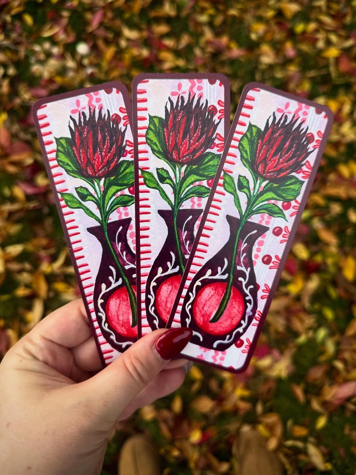 New bookmarks in my Etsy shop 🥰 I had a lot of fun making this little series. Link in bio if you&rsquo;re interested 😊 

Which one if your favorite? 

#bookmarks #paintings #watercolor #etsy #shopupdate #florals #bookacxessories