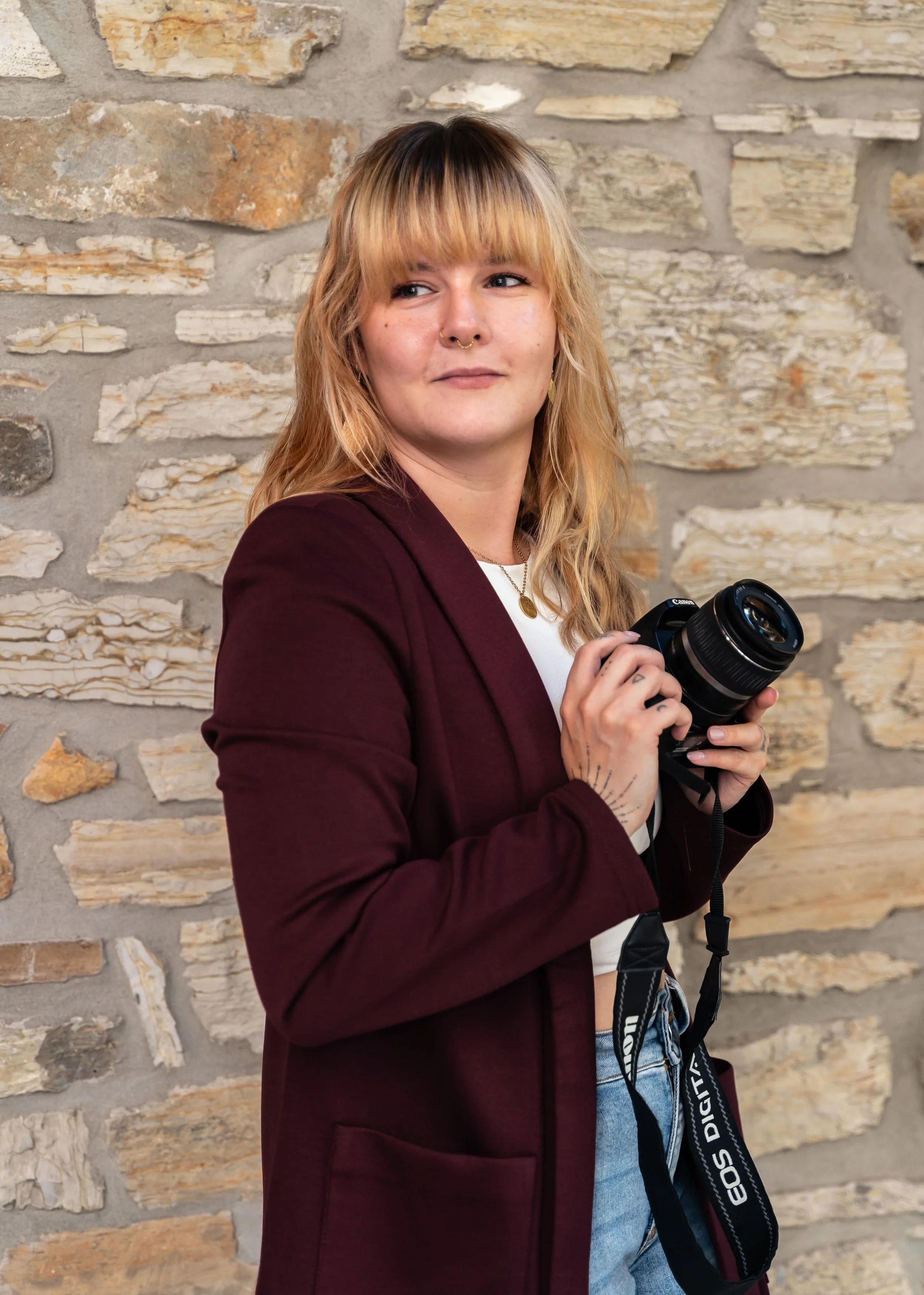 Fotografin mit Kamera in der Hand - für Hochzeiten