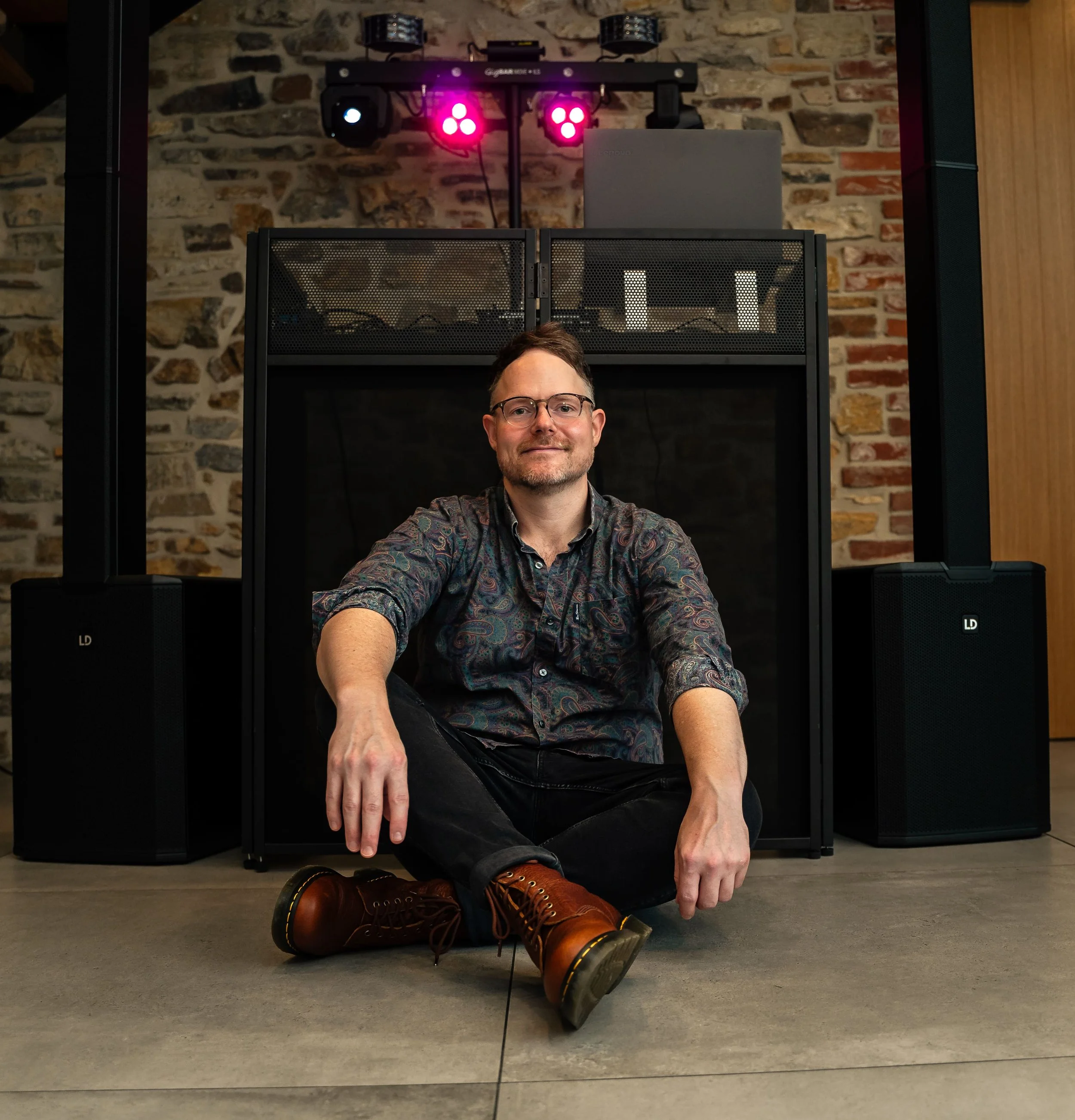 DJ vor seiner Musikanlage - Party Equipment