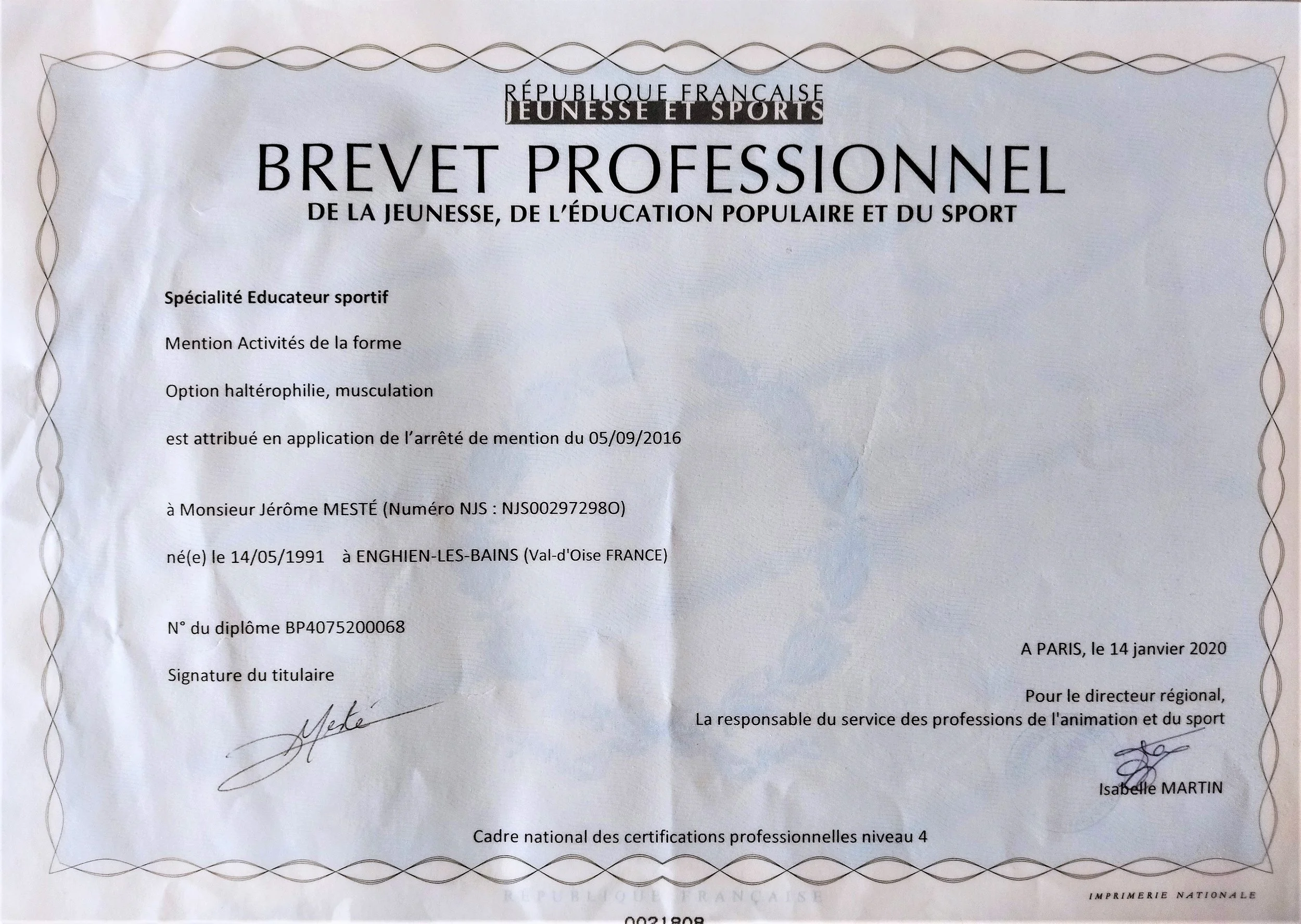 Certificat officiel de brevet professionnel pour un éducateur sportif, avec signatures et dates, daté du 14 janvier 2020, à Paris.