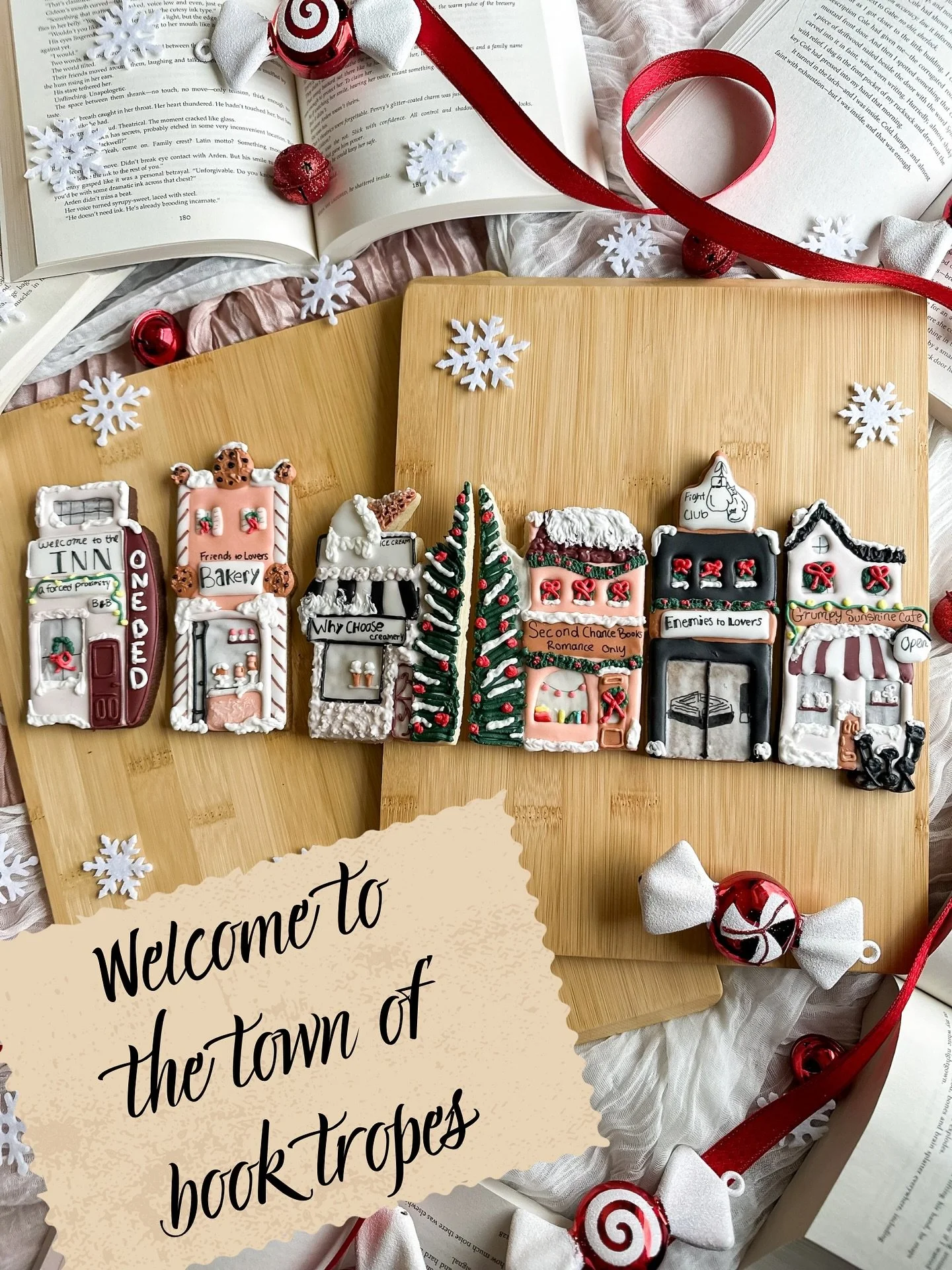 🎄❄️ 🏘️𝐻𝑜𝓁𝒾𝒹𝒶𝓎 𝐵𝑜𝑜𝓀𝓂𝒶𝓈 𝒱𝒾𝓁𝓁𝒶𝑔𝑒🏘️❄️🎄

A bookish spin on the Christmas cookie village😆

This village will be available tomorrow at @sugarandspicebookco holiday market! It can be purchased individually or altogether!🤭🩷

I adde