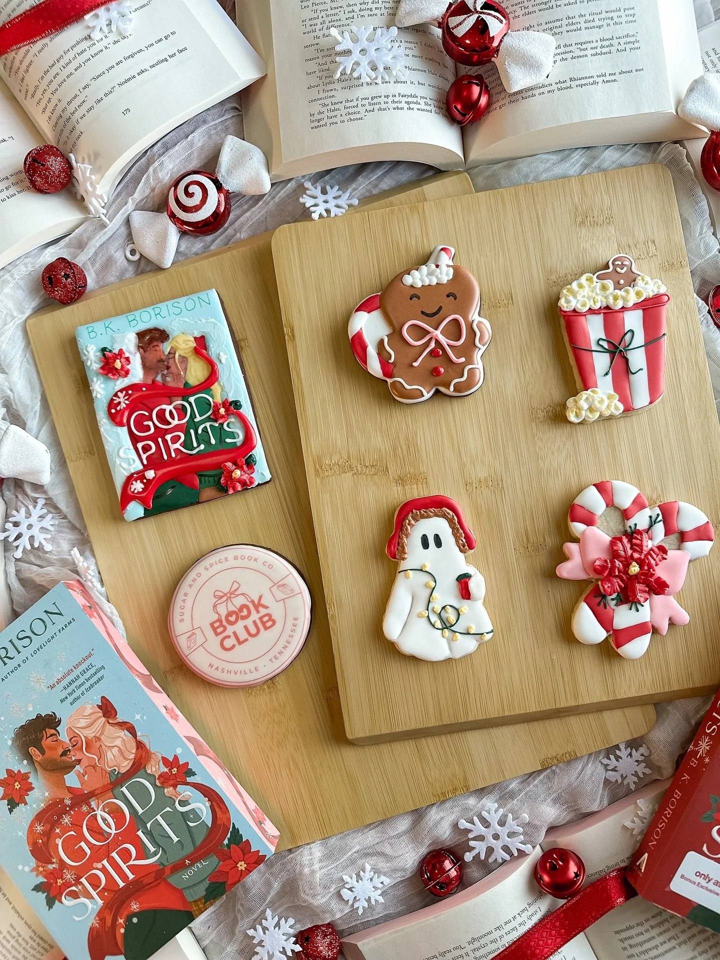 It&rsquo;s book club Monday for @sugarandspicebookco !! This months book was Good Spirits by @authorbkborison &hearts;️

This book is easily one of my top favorite holiday reads 🥹  I adored the unique spin on the classic A Christmas Carol!! 

What h