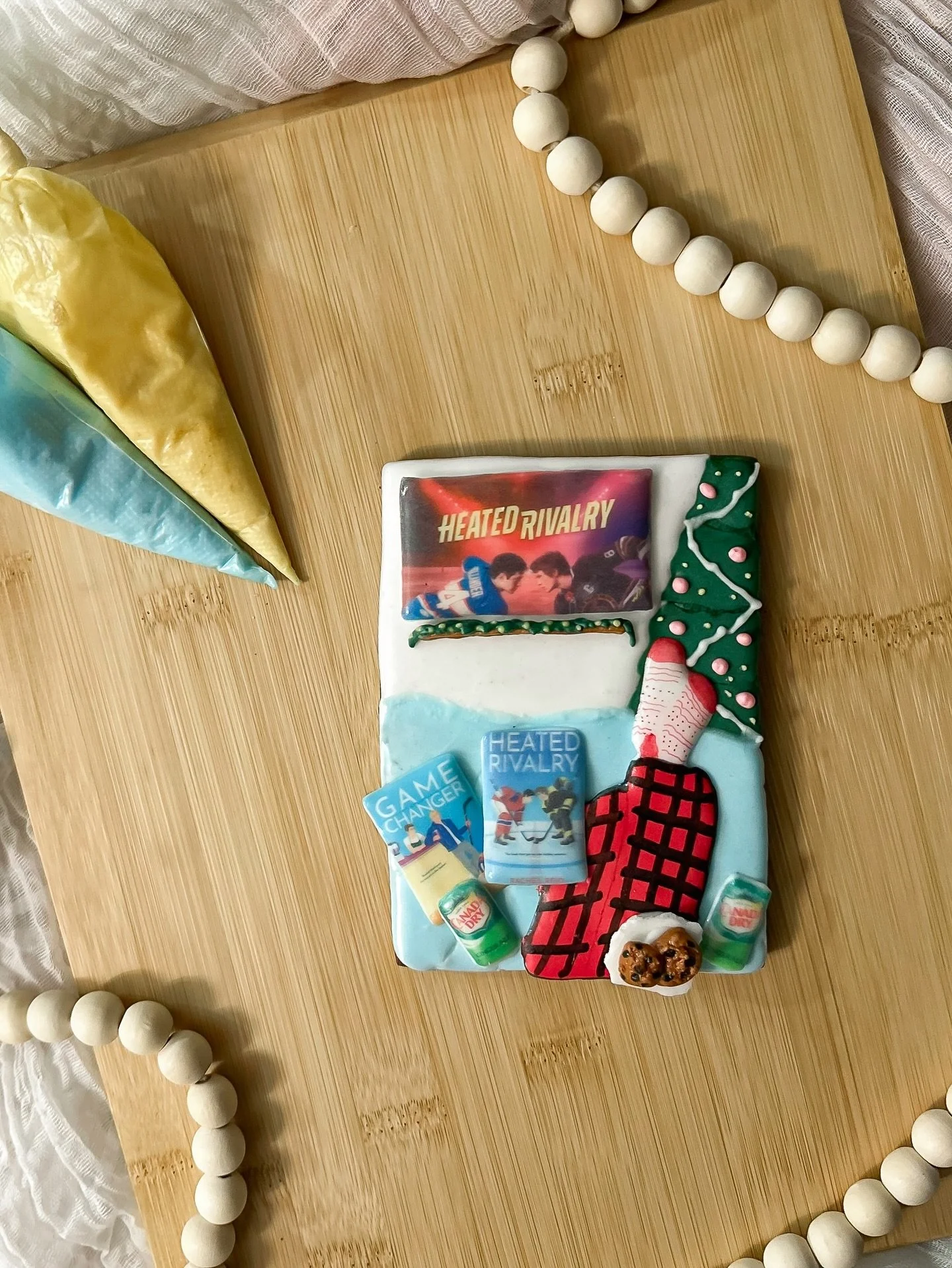 Happy Heated Rivalry Day to all who celebrate 🏒😉

I haven&rsquo;t watched today&rsquo;s episode yet 😆 but I did make a cookie to sweeten the inevitable sting this episode will leave on my emotions🫠

🏷️ 
#heatedrivalry #rachelreid #hockeyromance 