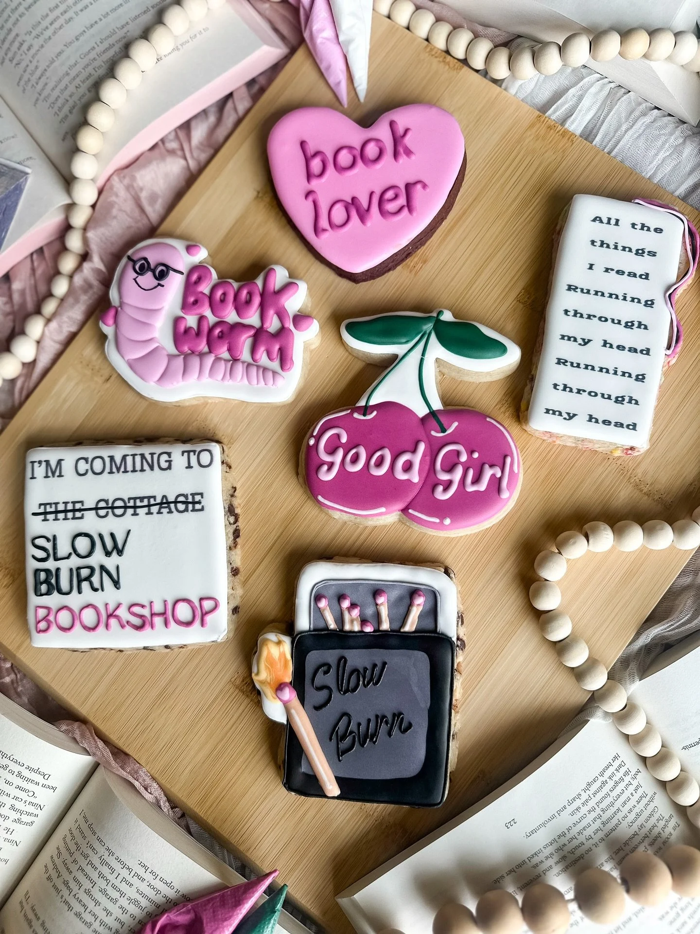 ✨ᥴꪮꪮ𝕜ⅈꫀ ꪀꫀ᭙ડ!!✨

You can now shop my cookies in store at @slowburntn ! I&rsquo;ll be doing weekly drops of fun bookish designs with a variety of flavors!! I&rsquo;m set up on the pink side 😆🩷 

Be sure to check out Slow Burn Bookshop tomorrow for 