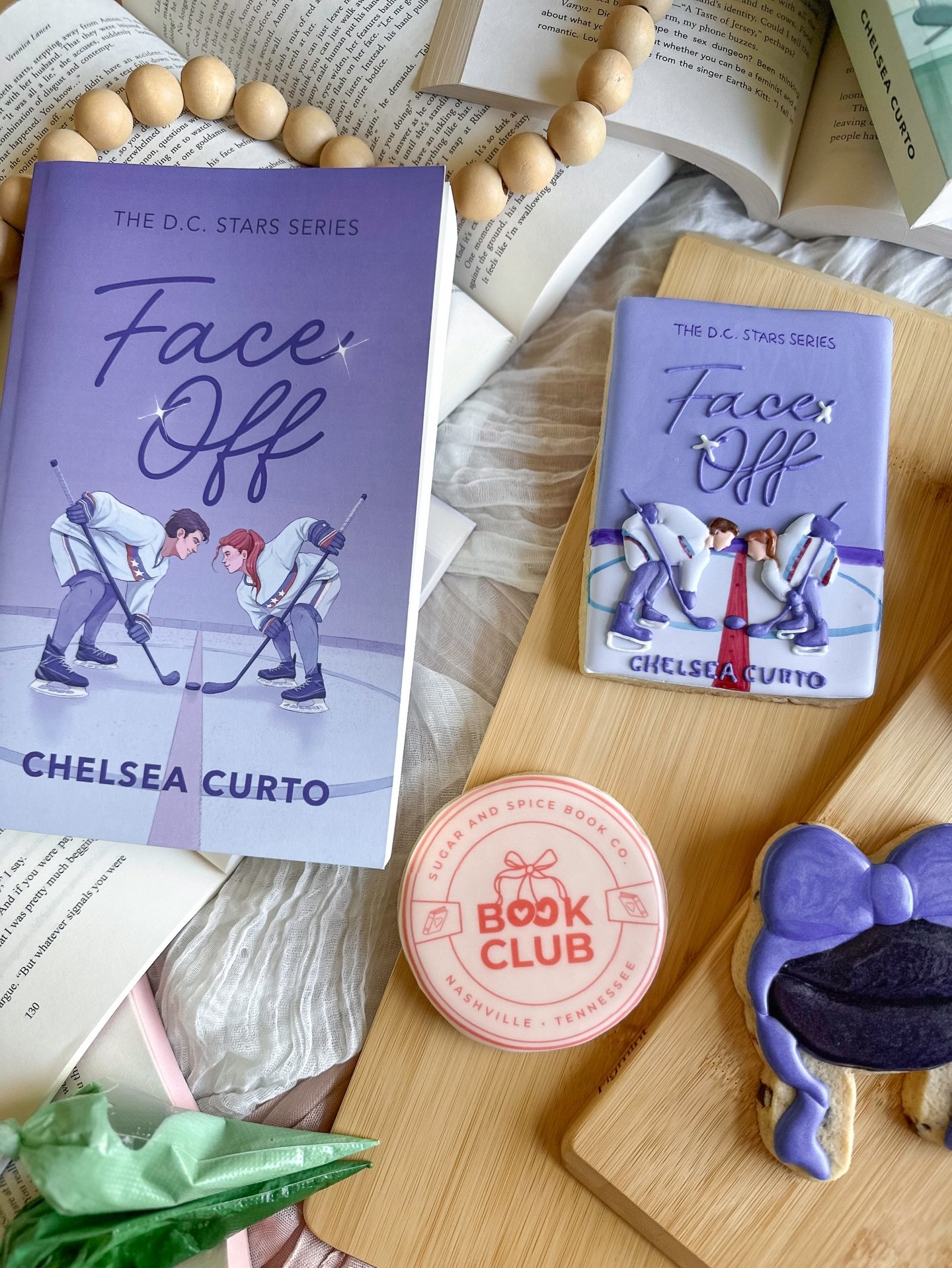 It&rsquo;s my favorite time of month again!! Book Club Monday with @sugarandspicebookco 🩷 

This months book was Face Off by Chelsea Curto💜🏒

This series will forever have a permanent place in my heart 😆 Face Off is the book that made me feral fo