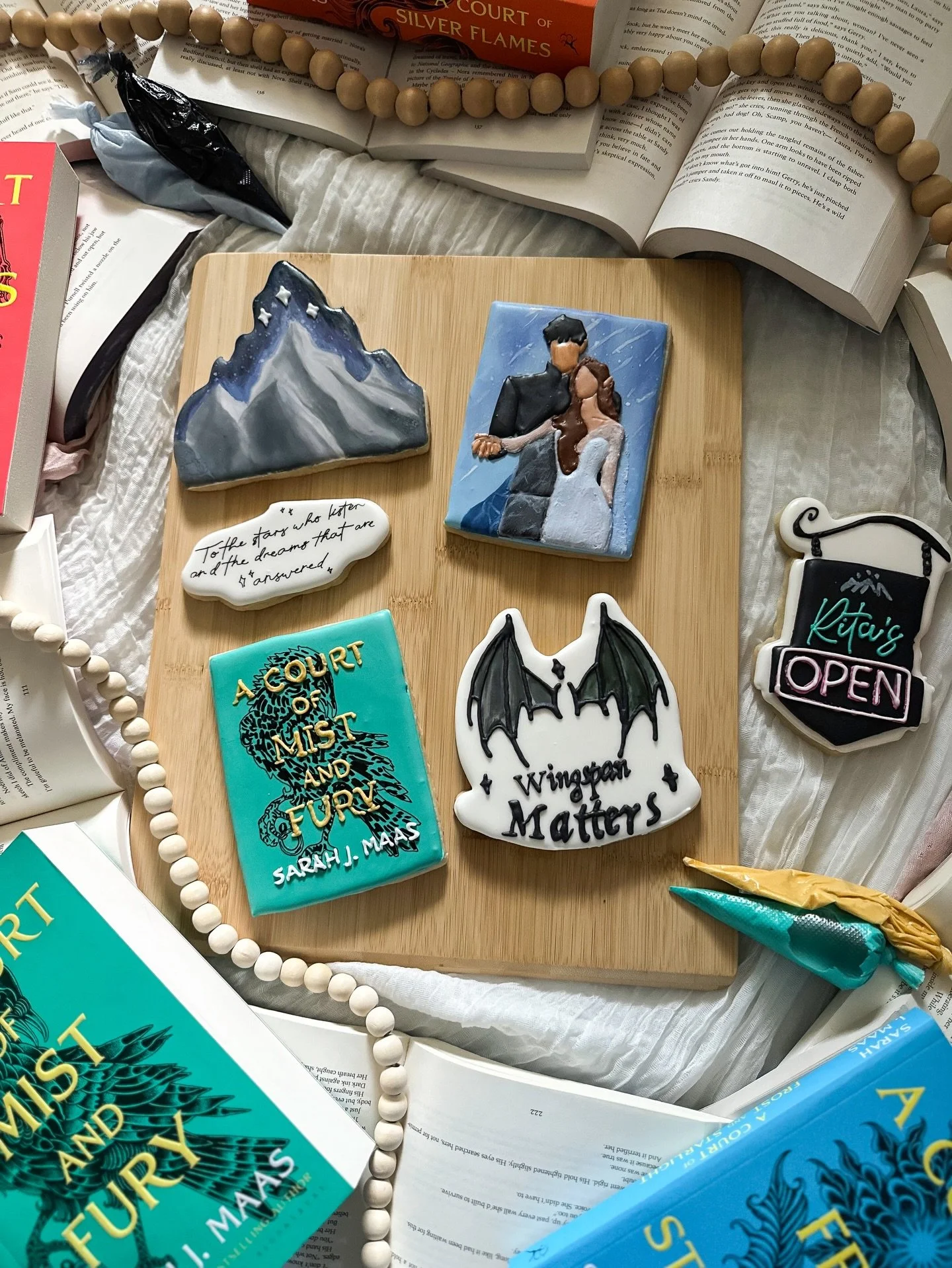 A Court Of Mist &amp; Fury themed cookies 🏔️💙 This book will always be one of my favorite love stories🥹 

I was so honored when the @thedaggeredpage asked me to make cookies for their special weekend 🥹🩵 Thank you for trusting me with making thes