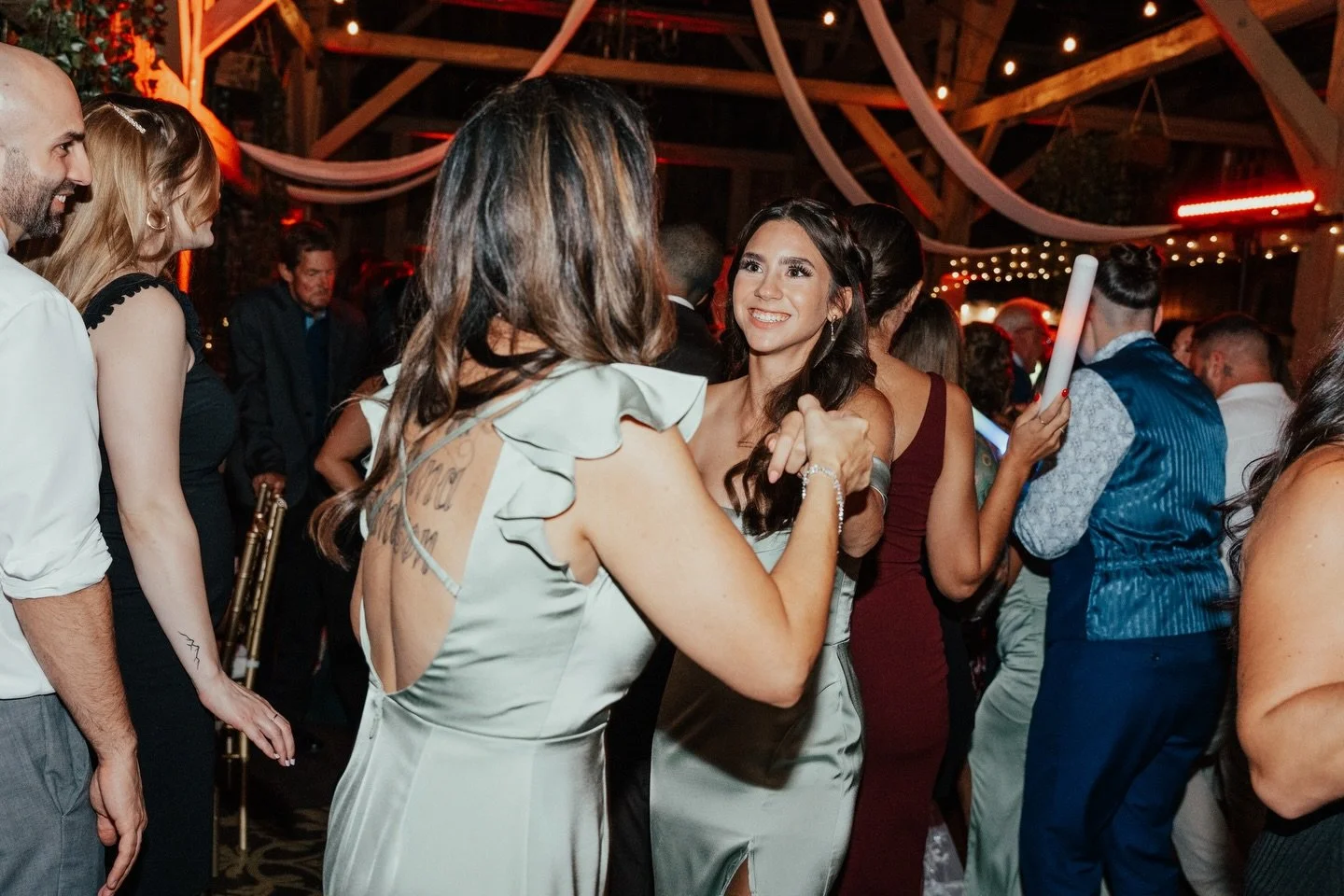 Happy New Year! 🎇💫 We hope you have as much fun today as these 2025 wedding guests. 🫶🏻

#weddingphotography #bridetobride #2026bride
