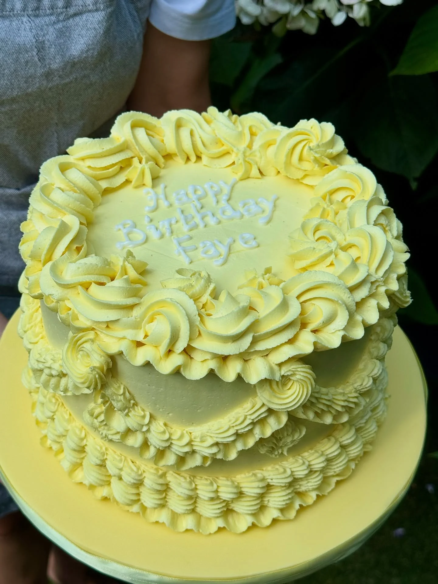 💛 🎂  @fayeomm 👈 for details @gsear 🥳

#lambethcake #buttercream #yellow #cake