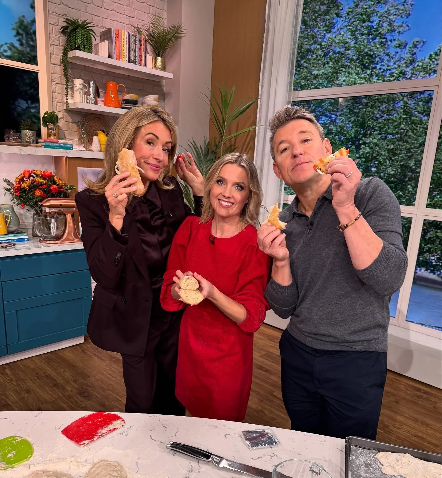 3 super easy bread recipes from@todays @thismorning show! 

🥯 bagels made with cottage cheese &amp; flour
🥖 no knead baguettes 
🫓 Flour and water flat breads

Give them a go, @catdeeley and @benshephardofficial loved them you can watch on catchup 