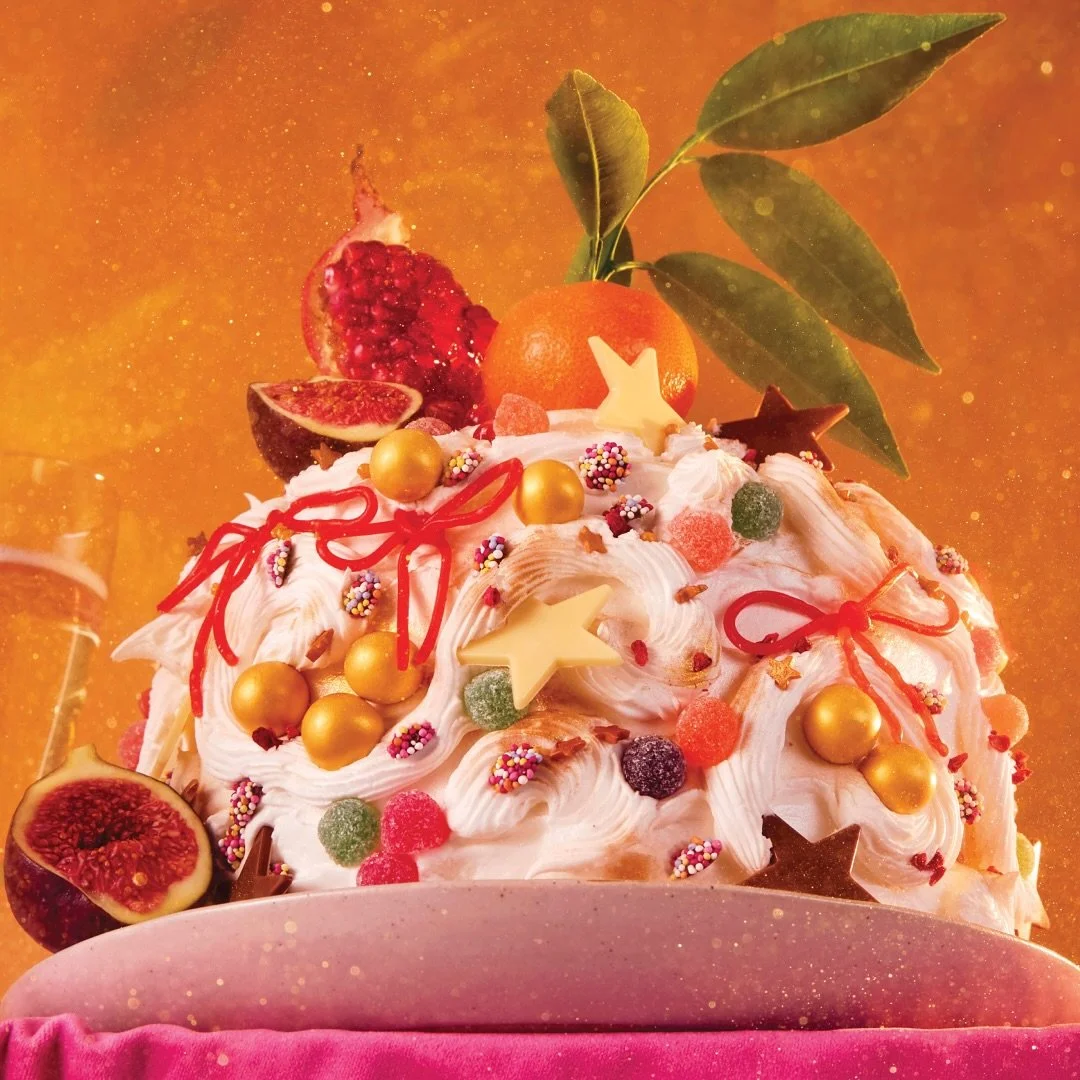 CHAOS! Well, a chaos cake! Have you heard of this trend? I loved creating this for the new look  @waitrose food mag, how exciting a Christmas and relaunch issue in one, it&rsquo;s fantastic!

Swipe to see some BT&rsquo;s testing vids, your cake, your