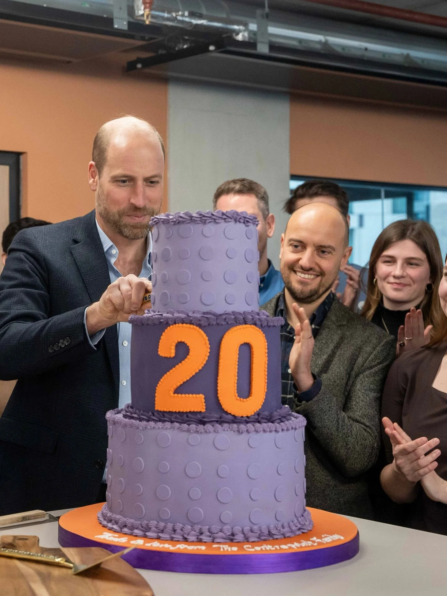 @julietsear cake for @princeandprincessofwales x @centrepointuk to celebrate Prince William&rsquo;s 20 years as patron for the charity 🧡 

🍫 it is all made of chocolate brownie truffle cake
⚖️ it weighed just over 30kg
🕰️ it took 4 days to make an