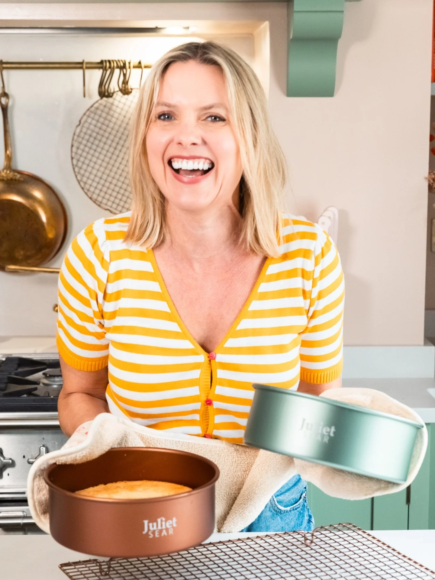 🍰 Mother&rsquo;s Day gifts sorted! @julietsear x @silverwood_bakeware collection what do you think? 

🩷 3 colours, pink, green and copper ✨
Cake tins, rolling guides, cake scrapers, baking sheets and loaf tins! All manufactured and hand anodided in