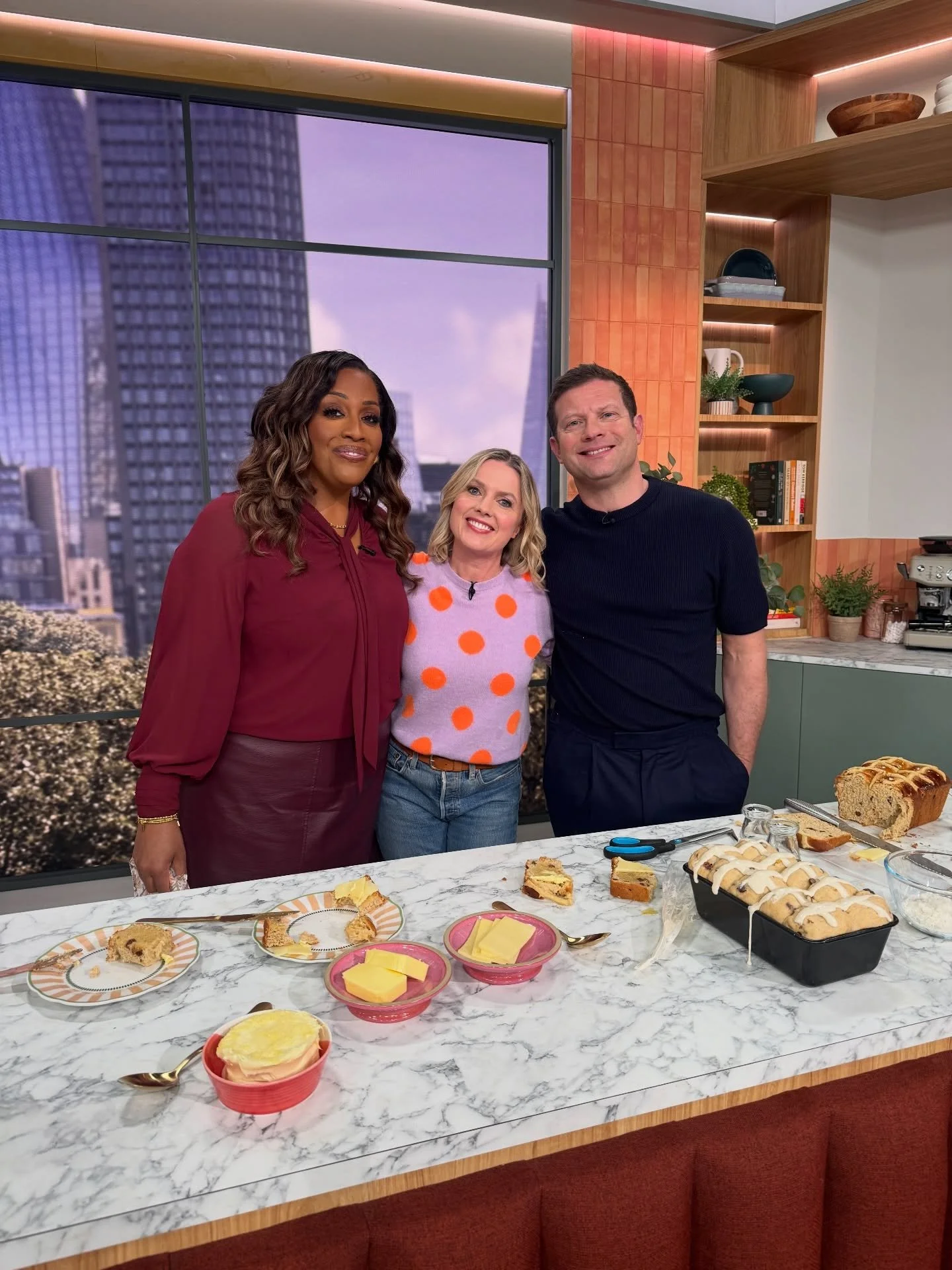 Today&rsquo;s @thismorning I made my viral @julietsear HOT CROSS BUN LOAF 🍞 with @alisonhammond55 and @dermotoleary it was great fun! You can get the recipe over on the website and watch how to make or get from my reel 🥰👩&zwj;🍳✨ 

Swipe for studi