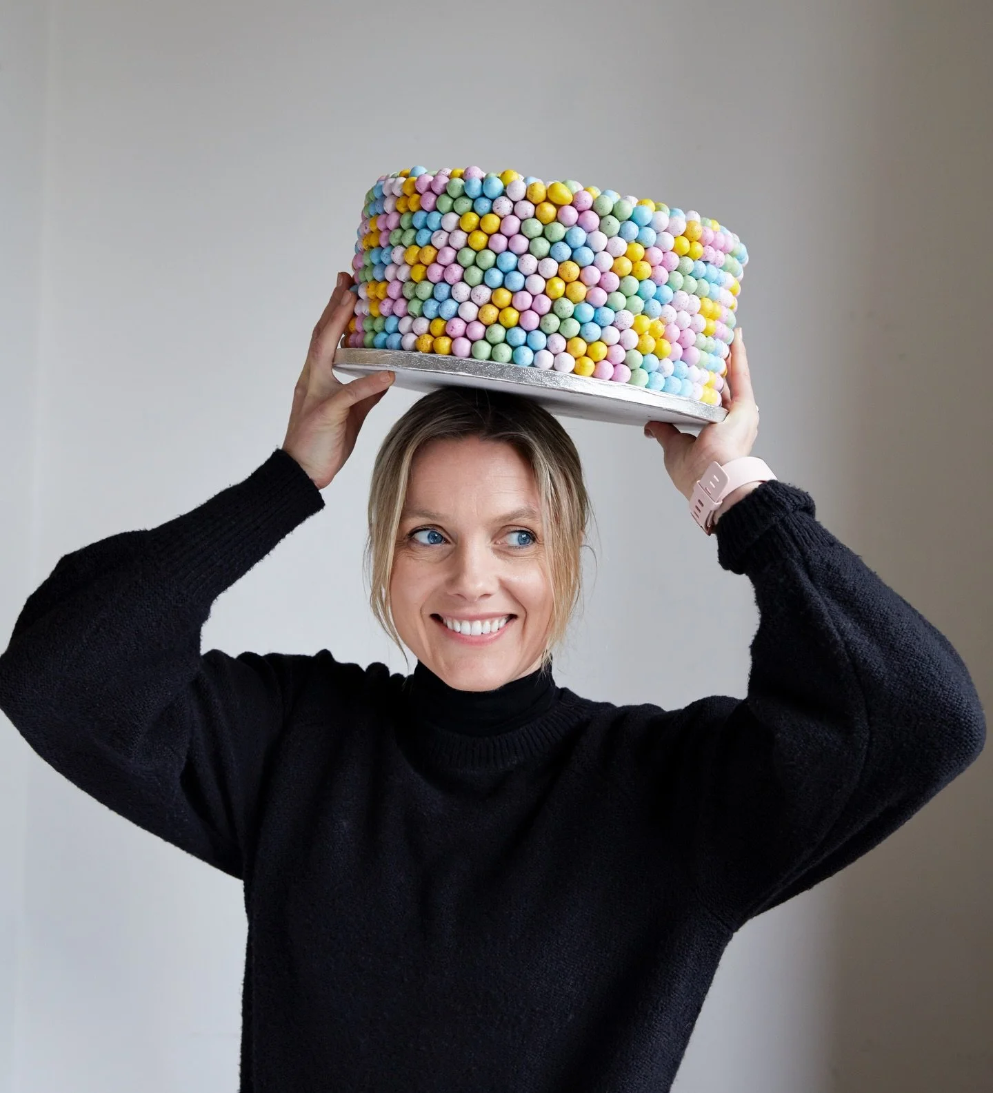 Happy Easter to you ✨🫶👩&zwj;🍳 🐣 I wish you a lovely long weekend filled with fun, tasty food, relaxation &amp; positive vibes! Let&rsquo;s hope this sunshine stays too 🥰☀️ 

#happyeaster #easter #holiday 

📸 @tarafisherphoto 
🍫 shoot @style_de