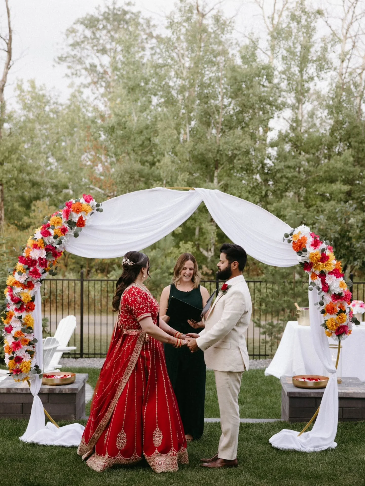 Green grass already feels like ages ago... backyard magic with an amazing couple, captured by @aspenandashphotography ❤️🥹