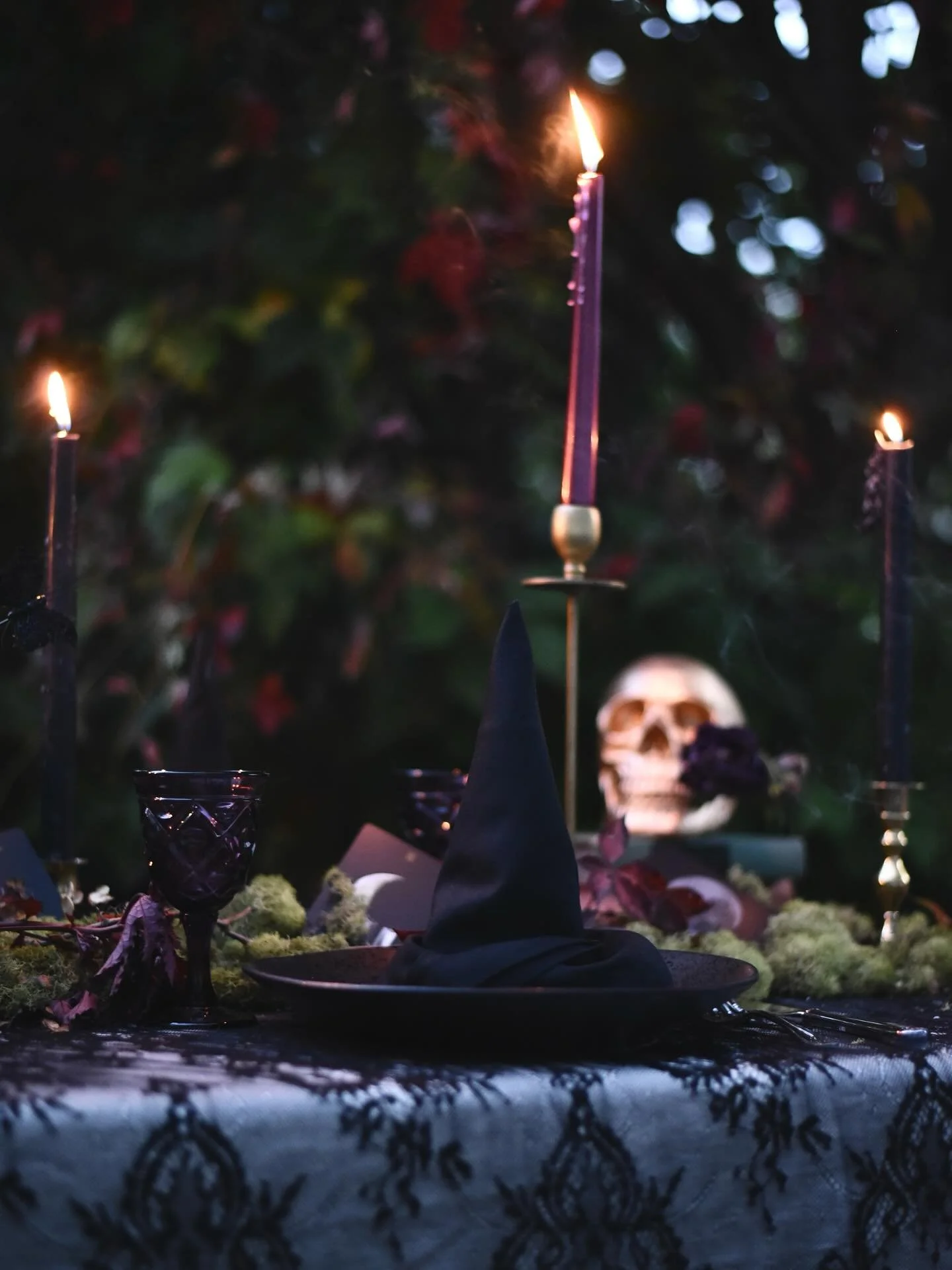 Bewitching evenings are upon us!

&mdash;&mdash;

#halloweendinner #spookytable #witchytablescape #falltablescape #halloweenevent #halloweenparty #hallloweendecor #halloweentable #darkacademia #moodytablescape #vintagetable #vintagetableware #eventpl