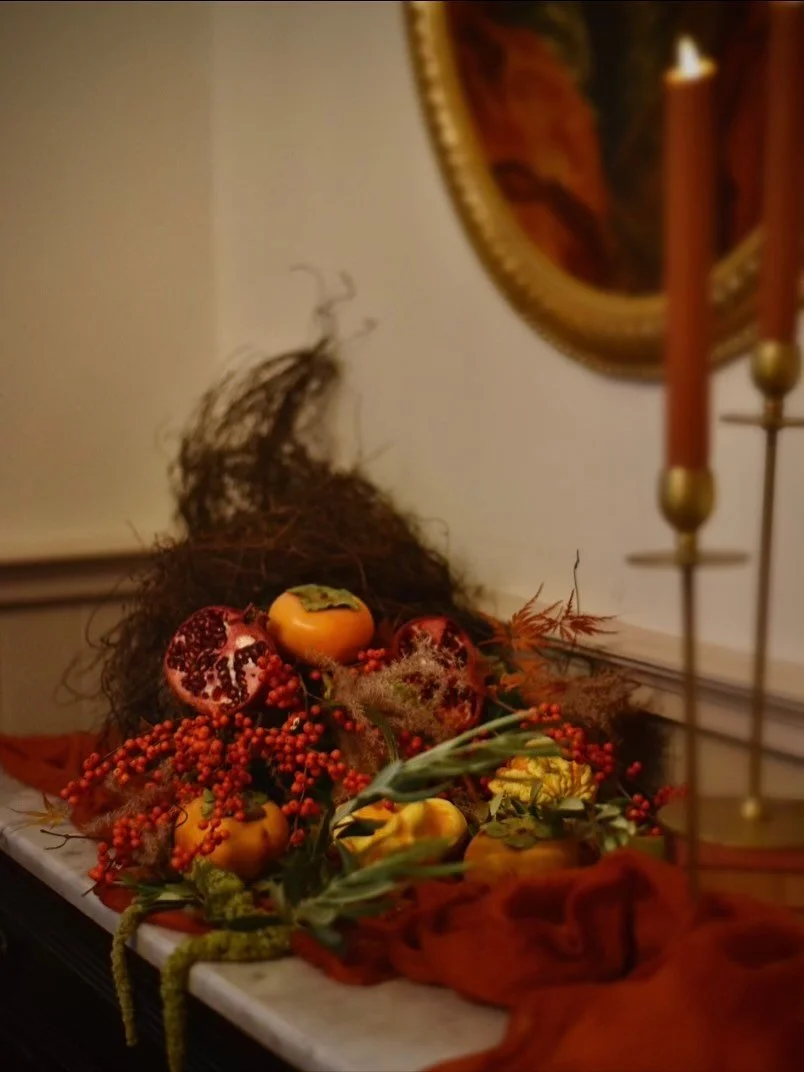 bts of our friendsgiving cornucopia coming to life. 

the &ldquo;horn of plenty&rdquo; dates back to ancient Greece + Rome&hellip; but today, she&rsquo;s built with chicken wire and persimmons. 🍂

&mdash;&mdash;

#floraldesign #floraldesigns #floris