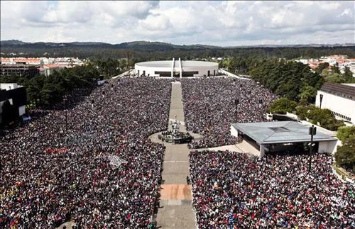 Vista_general_del_santuario_de_Fátima_durante_una_misa_ofrecida_por_el_papa_Benedicto_XVI_para_conmemorar_el_día_de_la_Virgen_de_Fátima,_en_Portugal,_13_de_mayo_de_2010.jpg
