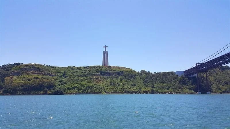 tour-cristo-rei-barco-no-rio-tejo-galeria06-d84446c0.jpeg