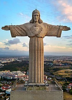 Cristo_Rei_(36211699613)_(cropped).jpg