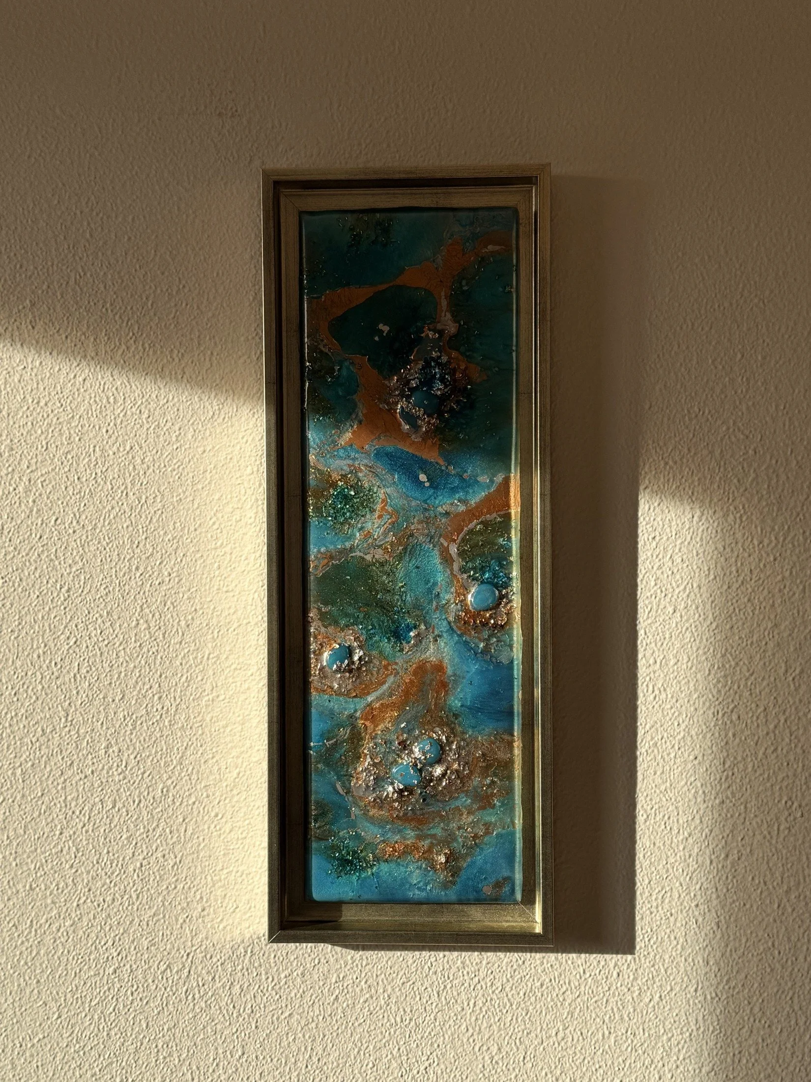 The Breath of the Earth
2024 · 22 × 60 × 5 cm
Resin, pigments, wood, gold pigments, gold and silver leaf, and luminescent turquoise glow stones.
Turquoise depths and golden veins reflect the rhythms of water, minerals and geological transformation.
S