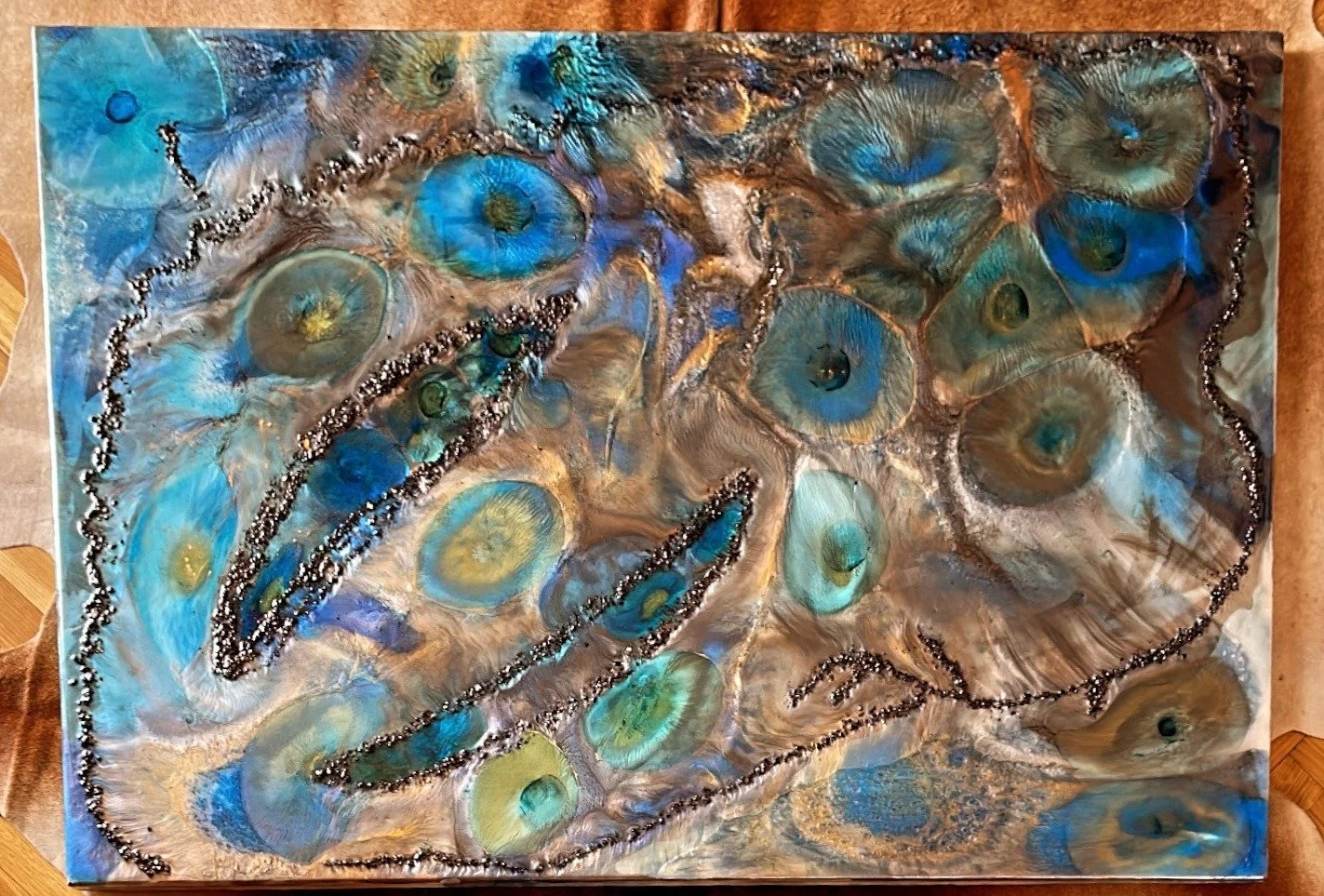 Geode’s Secret: The Beauty Within
2022 · 130 × 90 × 8 cm
Resin, pigments, crystals, wood and gold pigments.
Mineral blues and greens, crystalline textures and golden pathways explore the beauty revealed beneath the surface.
Enquire for current availa