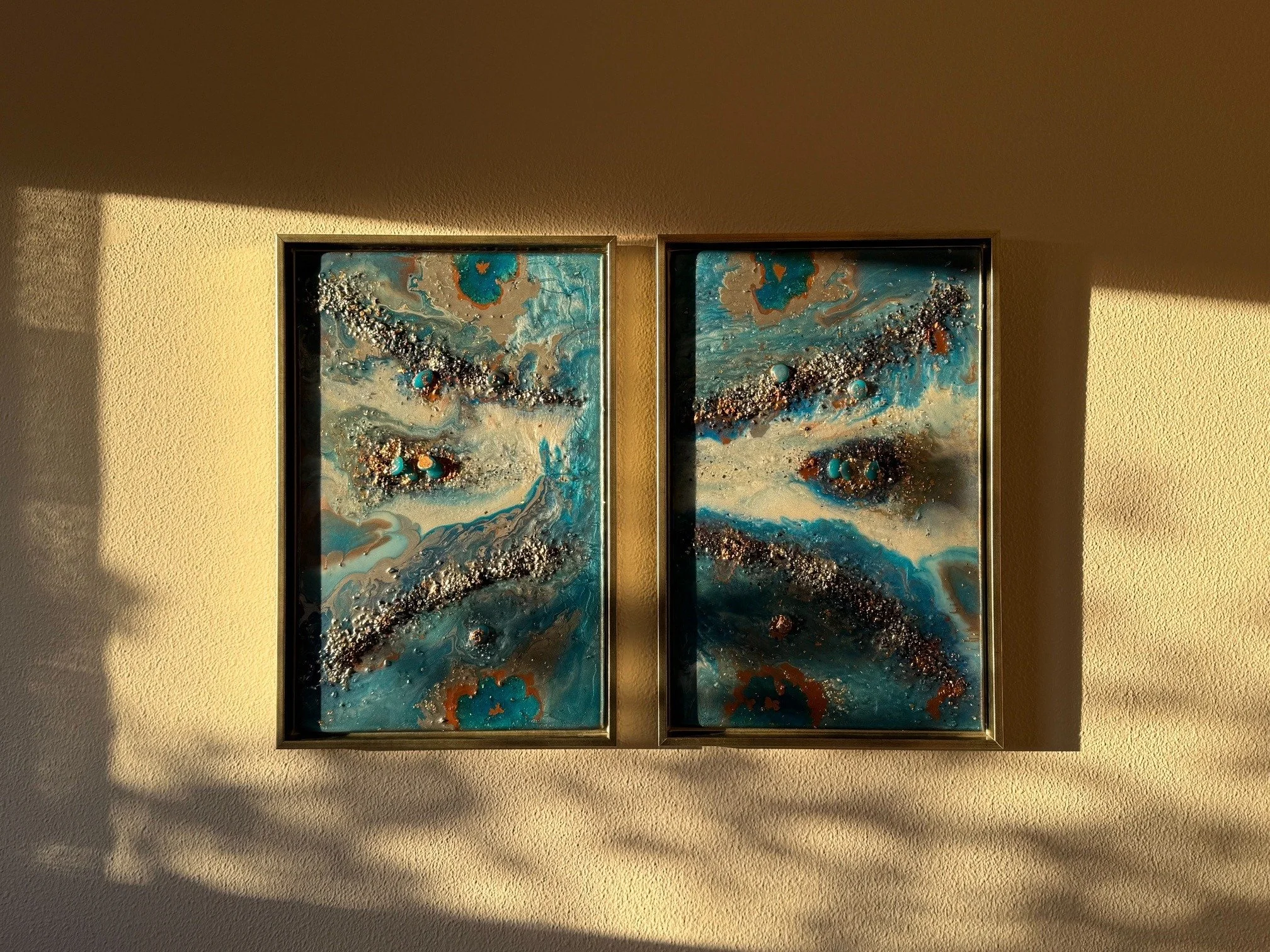 Eternal Reflections — Rotational Diptych
2024 · 100 × 60 × 5 cm overall; two panels, each 50 × 60 cm
Resin, pigments, wood, gold pigments, gold and silver leaf, and luminescent turquoise glow stones.
Mirrored panels can be arranged in multiple rotati