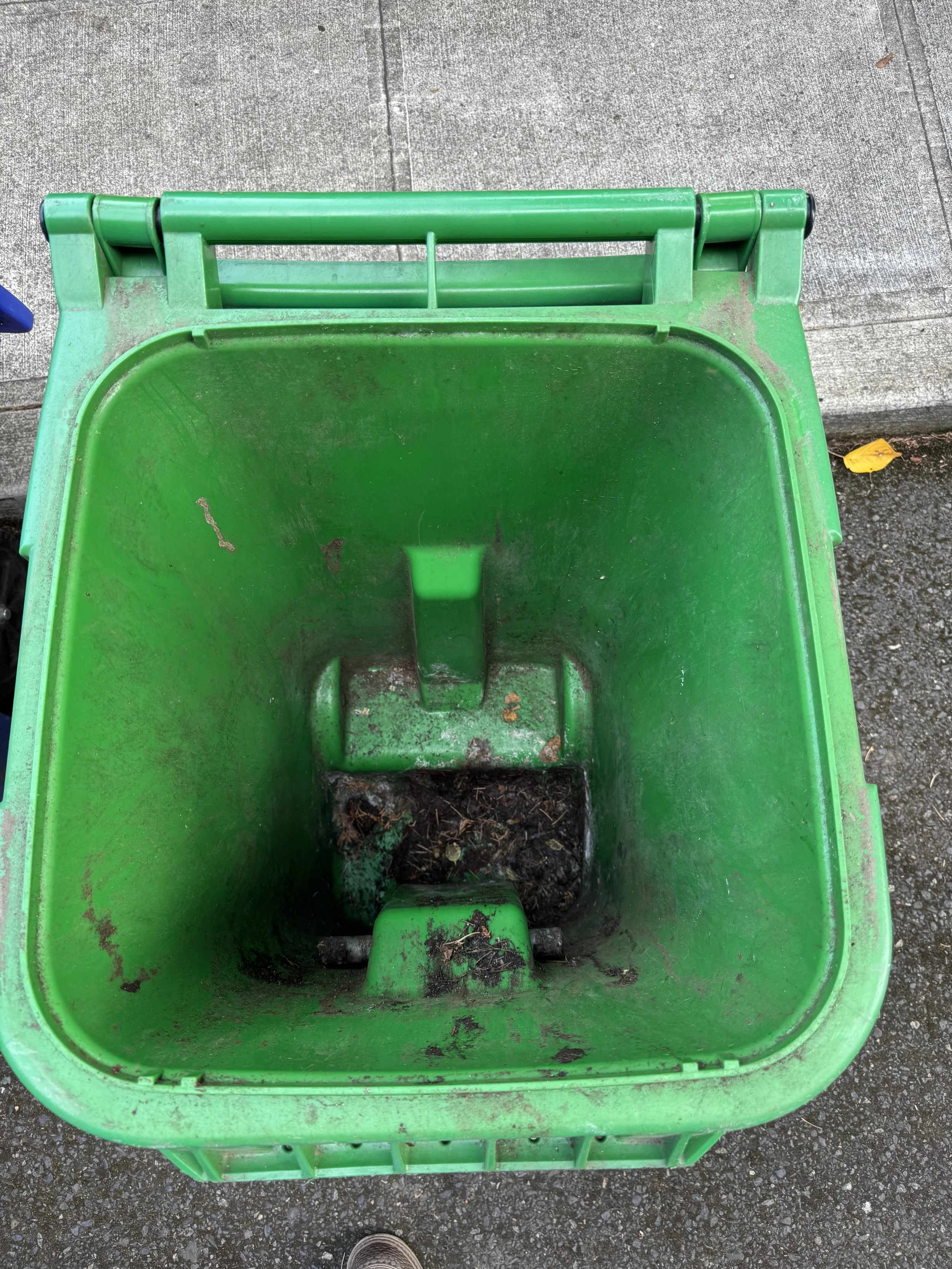 a dirty trashcan that needs to be cleaned in camas washington
