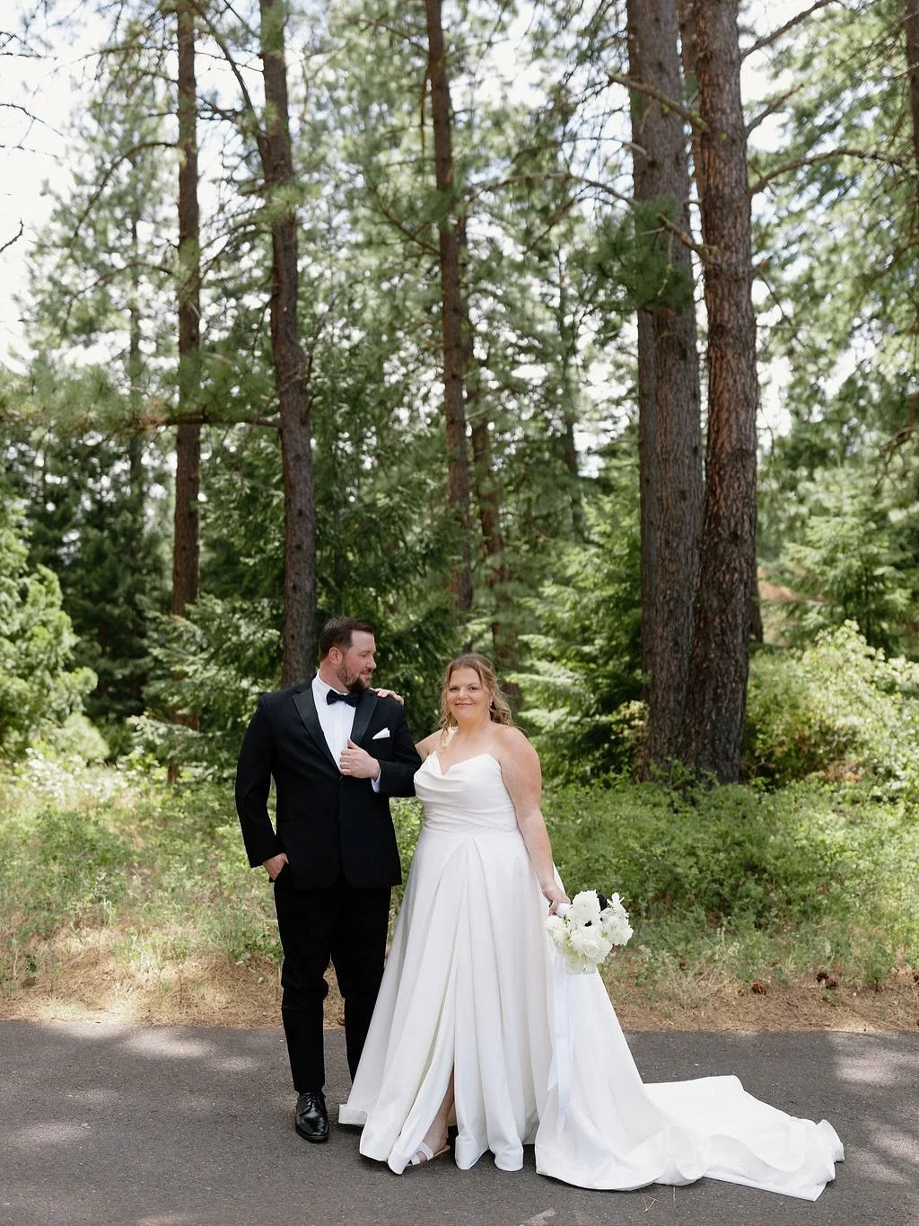 More magical moments from this incredible black &amp; white wedding at @swiftwatercellars with @amyandcostudios . 
Don&rsquo;t forget tomorrow, Suncadia is a stop on the @washingtonweddingday Venue Tour. Come by The Inn for a welcome swag bag and mor