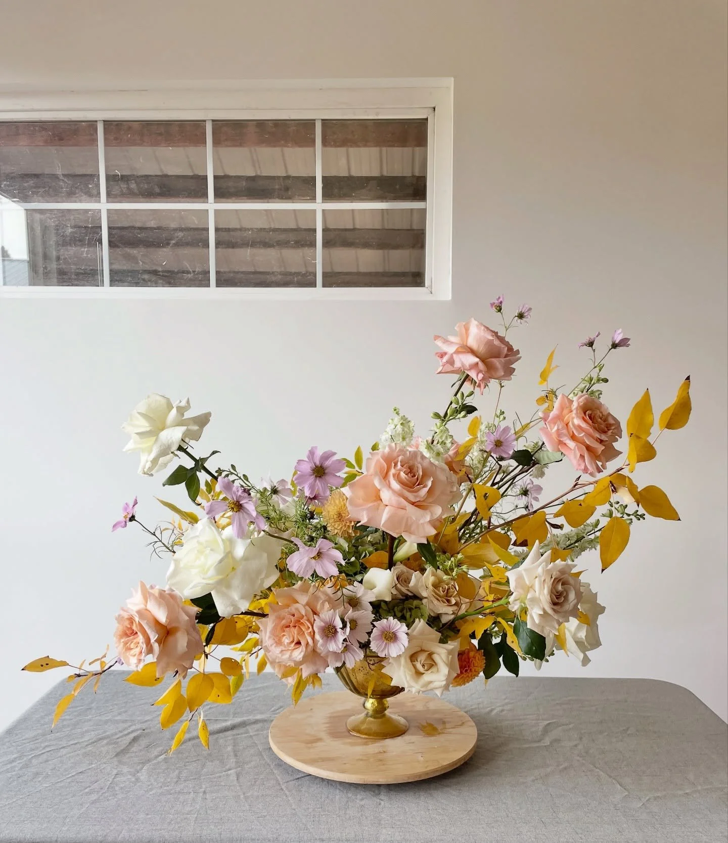 A &lsquo;pretty in pink&rsquo; welcome arrangement for the @washingtonweddingday venue tour at Suncadia a few weeks back. It was so fun getting to meet couples visiting to see all the outdoor and indoor spaces available for ceremonies, receptions, re