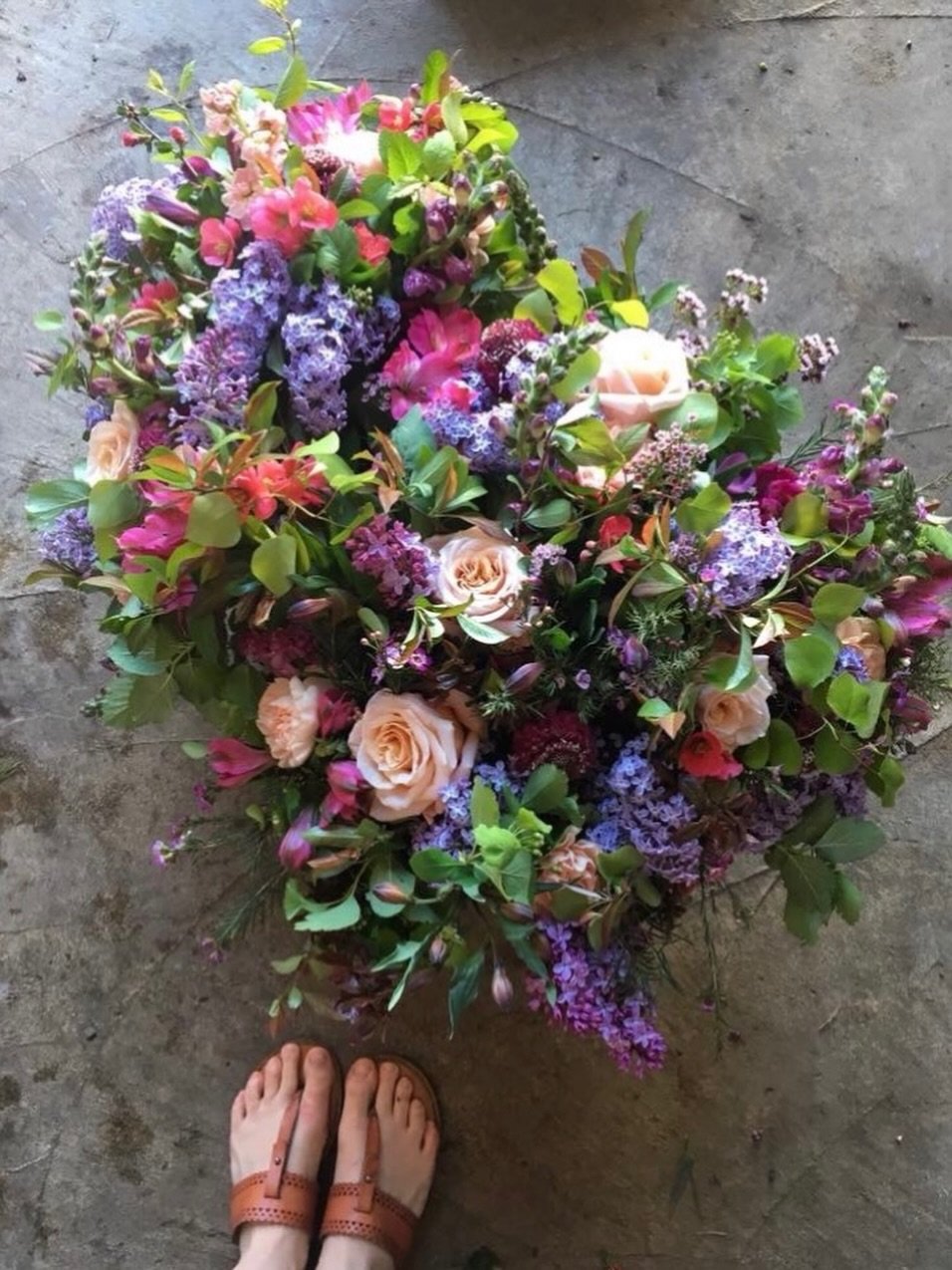 Mother&rsquo;s Day Pop Up Sale at @feather.and.larch_roslyn 
Sat 5/9 &amp; Sun 5/10
9am-5pm.
$35 fresh bouquets! 

Deliveries available before &amp; after, or pick up a pre-ordered vase arrangement at the sale location. Link in bio to order.

(Design