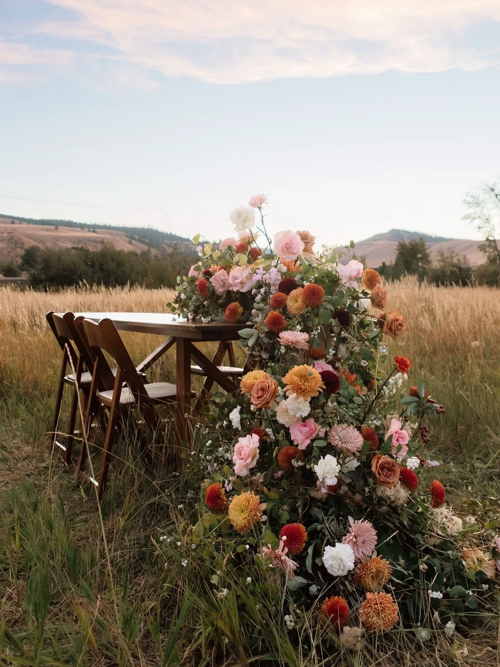 One table, one bar, one field, one sky, lots of flowers, many ways&hellip;.

@peakandpinephotography 
@deeprootseventrentals