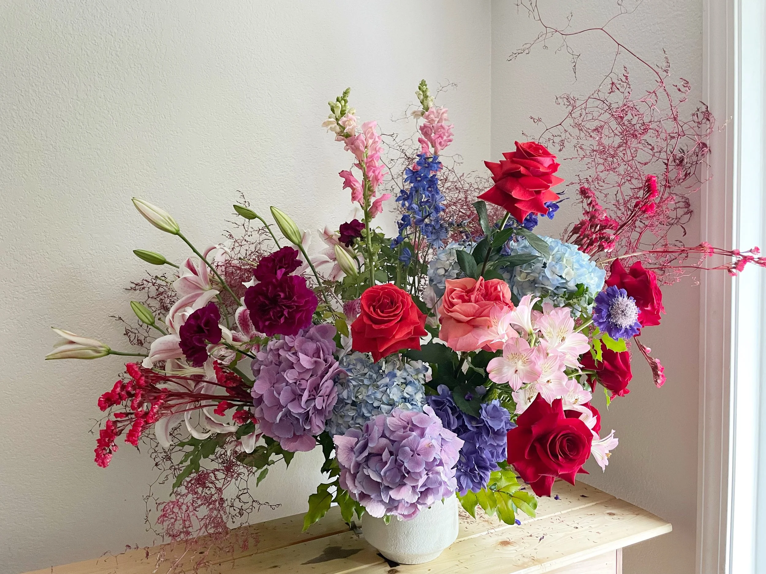 Let&rsquo;s get some color up in here ❤️
The biggest challenges can lead to the biggest growth. A bride requested pink stargazer lilies and dyed blue dendrobium orchids as her wedding focal flowers. How to bring those together in a harmonious way? I 