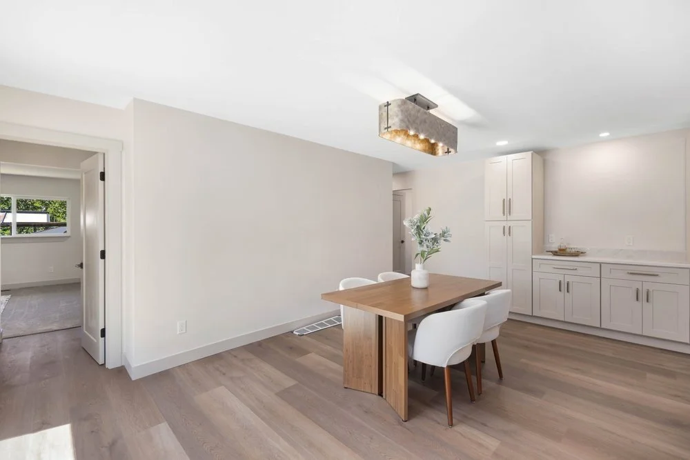 Scenic Hill Flip: Dining area