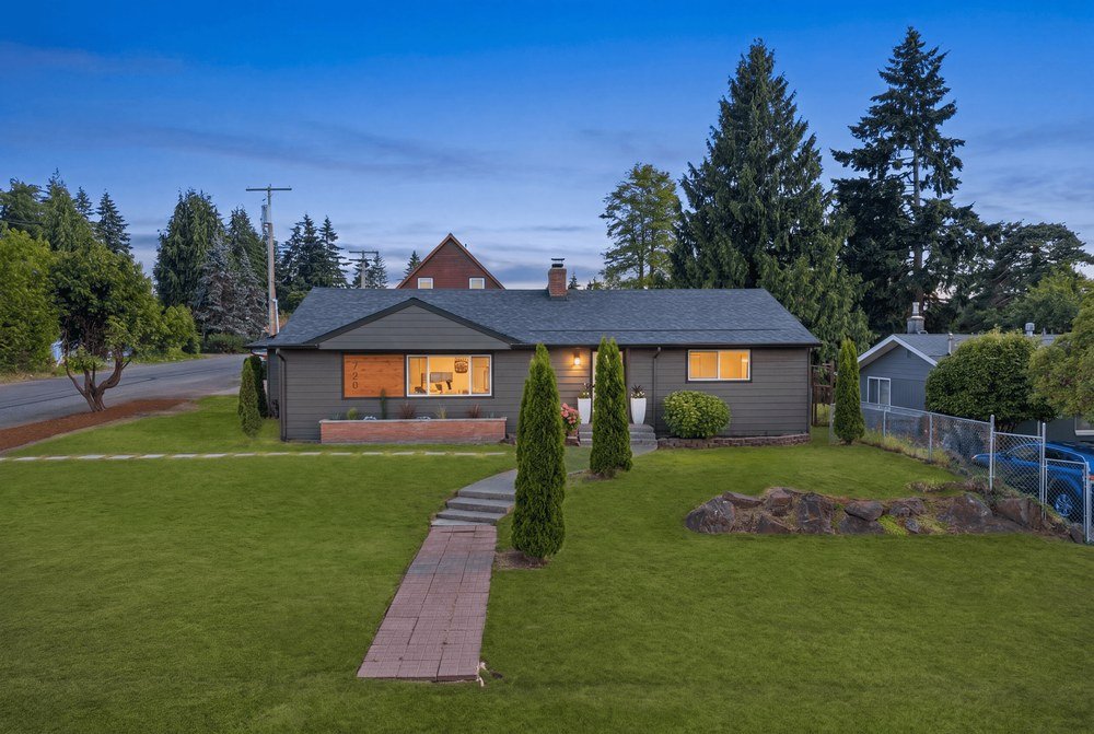 Scenic Hill Flip: Front of the Scenic Hill rambler at twilight