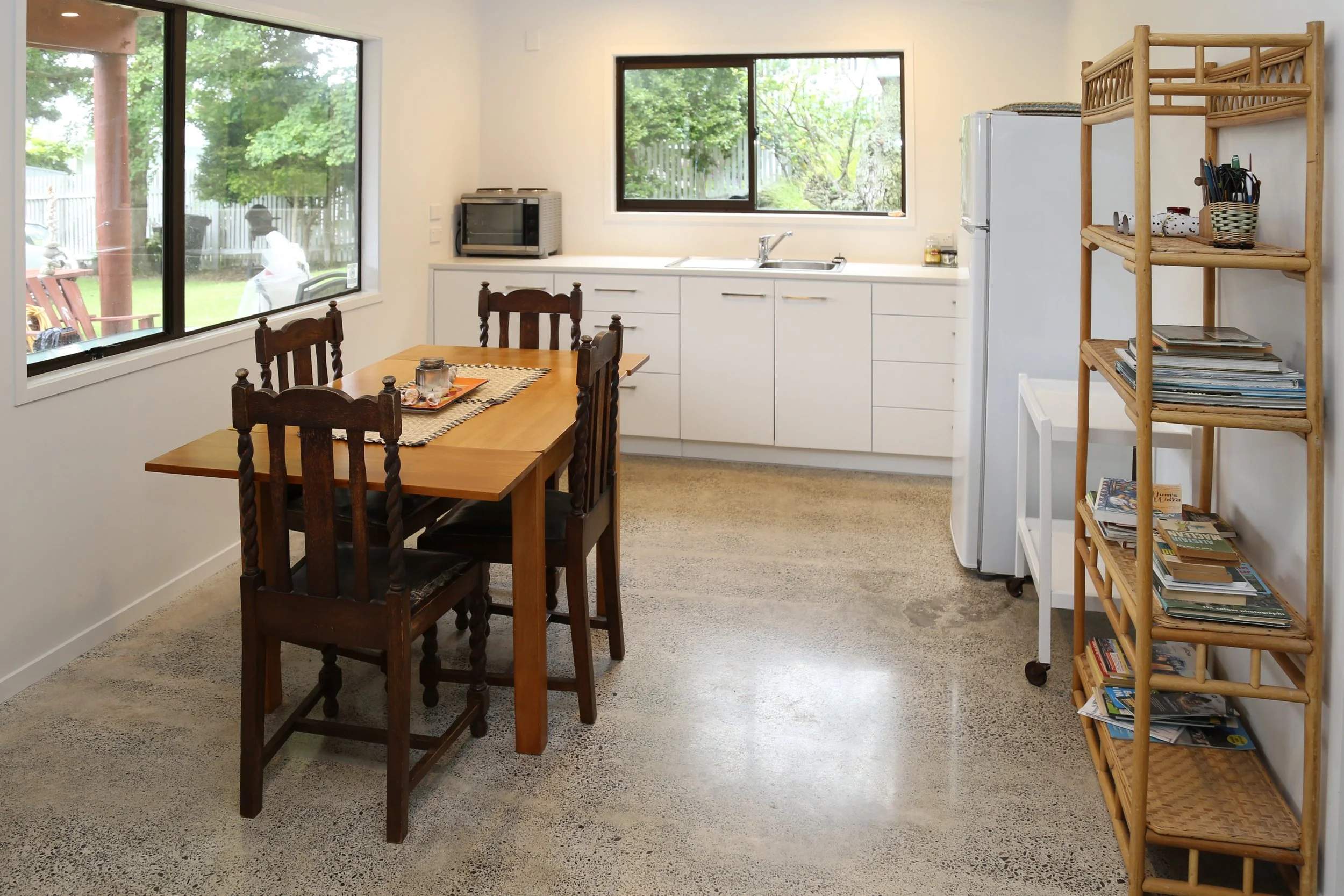 downstairs kitchenette & dining area