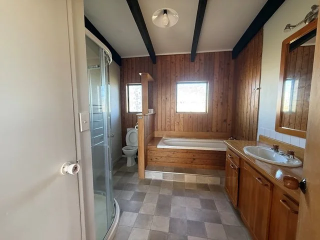upstairs bathroom- toilet, bath ,shower