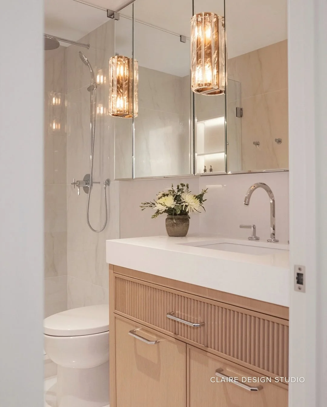Mixing stained white oak with the pure clarity of Thassos marble to create a sanctuary that feels both high-end and inviting. The faceted hardware adds just the right amount of sparkle to this serene space.

Built by @levelcustombuild 
Photography by