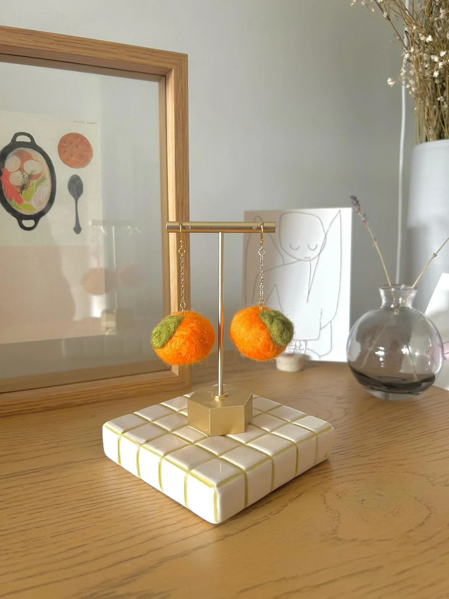 Sweet citrus 🍊 Tangerines with gold accents!

. 
.
.
.
.
.
.
.
#hazybeestudio #shoplocalvancouver #shopsmallvancouver #feltedearrings #supporthandmade #vancouverartist #tangerineearrings #orangeearrings