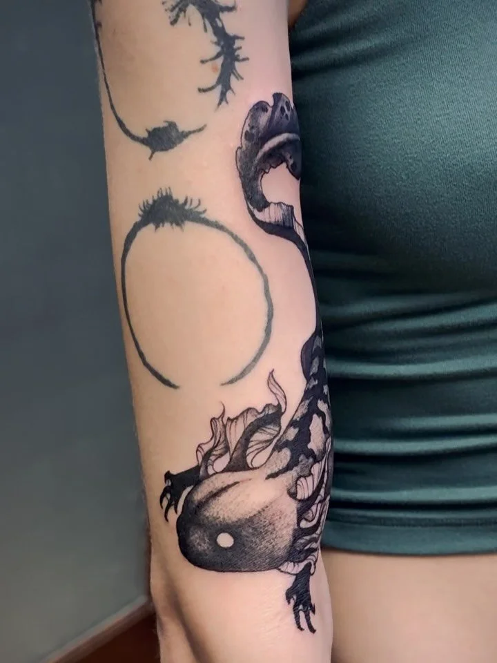 An axolotl a day keeps the boring away 🫧🖤
Had so much fun with the textures and flow on this one.

Done with @fkirons #fluxmax , @dynamiccolor #tripleblack , and @peakneedles #stellarneedlecartridges 💥

.
.
.
.
.
#GlendaleTattoo
#GlendaleTattooArt