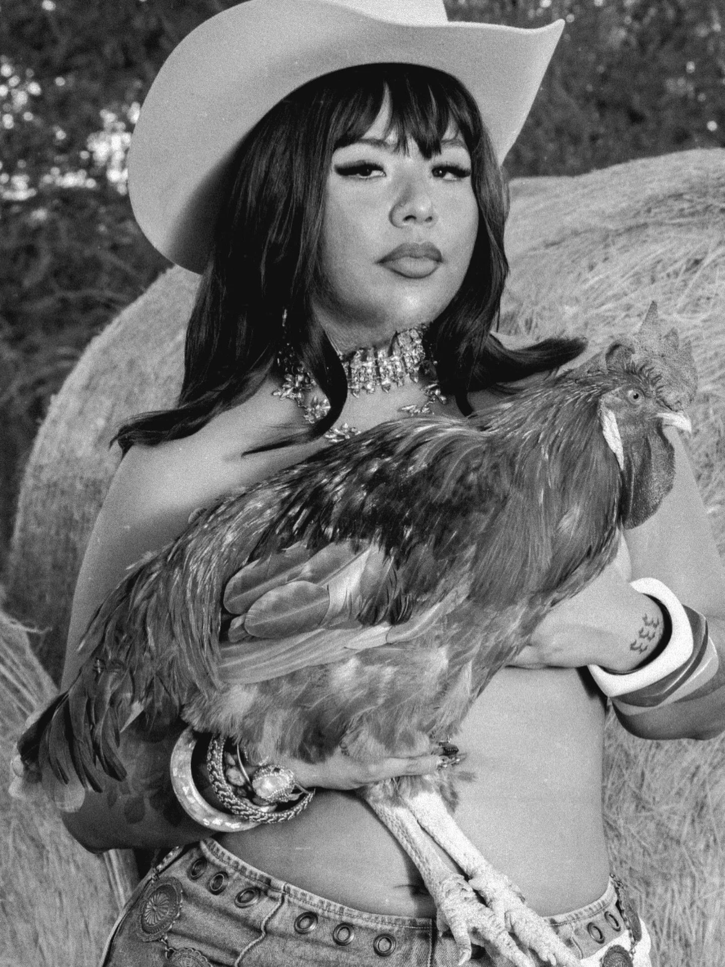 🇲🇽🤎🐓

&ldquo;El pleito del Gallo&rdquo; &mdash; photoshoot that celebrates Latino heritage and contemporary style. Inspired by the visual storytelling of photographer Enrique Leyva, focus on deep shadows, vibrant tones, and cinematic composition.