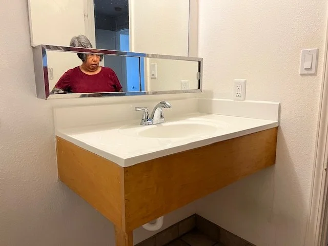 New vanity sink with plumbing