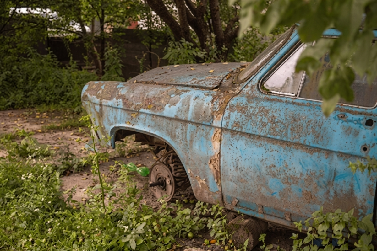 What Happens if Your Junk Car Has Flat Tires or Missing Parts?