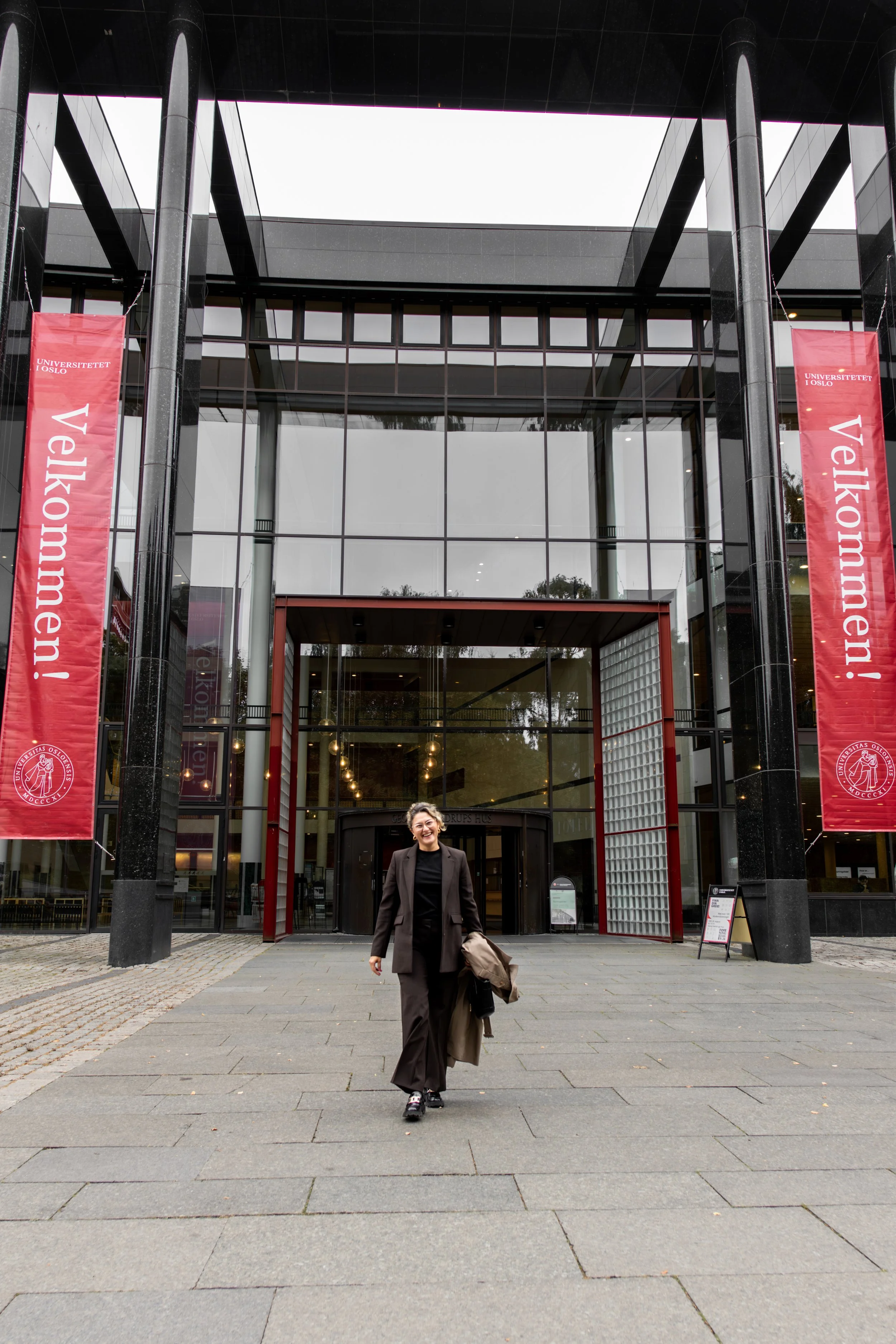 2026-08-amina-ute-stående-2.jpg