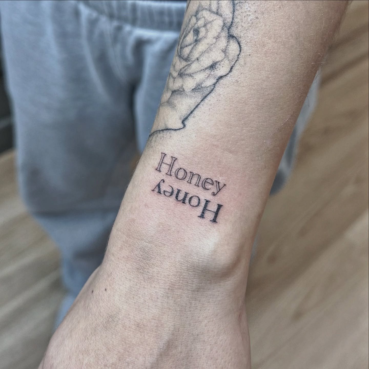 Love me a good fresh vs. healed! 🔥
&bull;
&bull;
&bull;
&bull;
#tattoosofinstagram #finelinetattoo #healedtattoo #healedfineline #scipttattoo