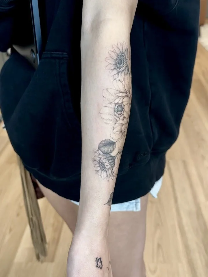 A pretty floral wrap 💐 also, still catching up on pics from August 🫠 
&bull;
&bull;
&bull;
&bull;
&bull;
#armtattoo #floraltattoo #dainty #finelinetattoo #flowertattoo
