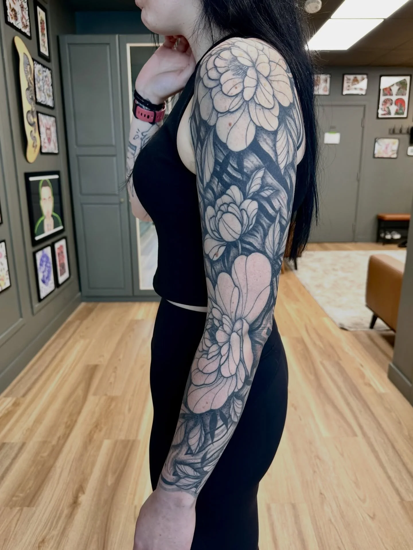 Thank you for your trust in this project 💛 was a blast!! 
&bull;
&bull;
&bull;
&bull;
&bull;
#tattoosleeve #armsleeve #blackwork #floraltattoo #floralsleeve