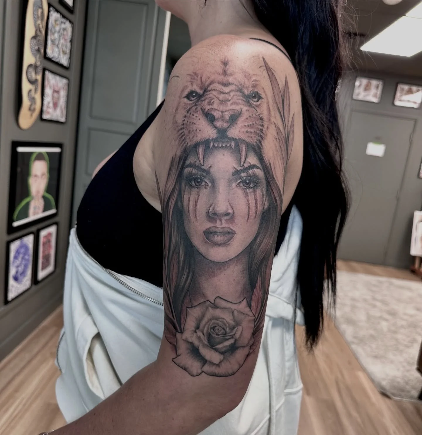 Can&rsquo;t wait to finish this one up!! 🔥 
&bull;
&bull;
&bull;
&bull;
&bull;
#liontattoo #warriortattoo #rosetattoo #realismtattoo